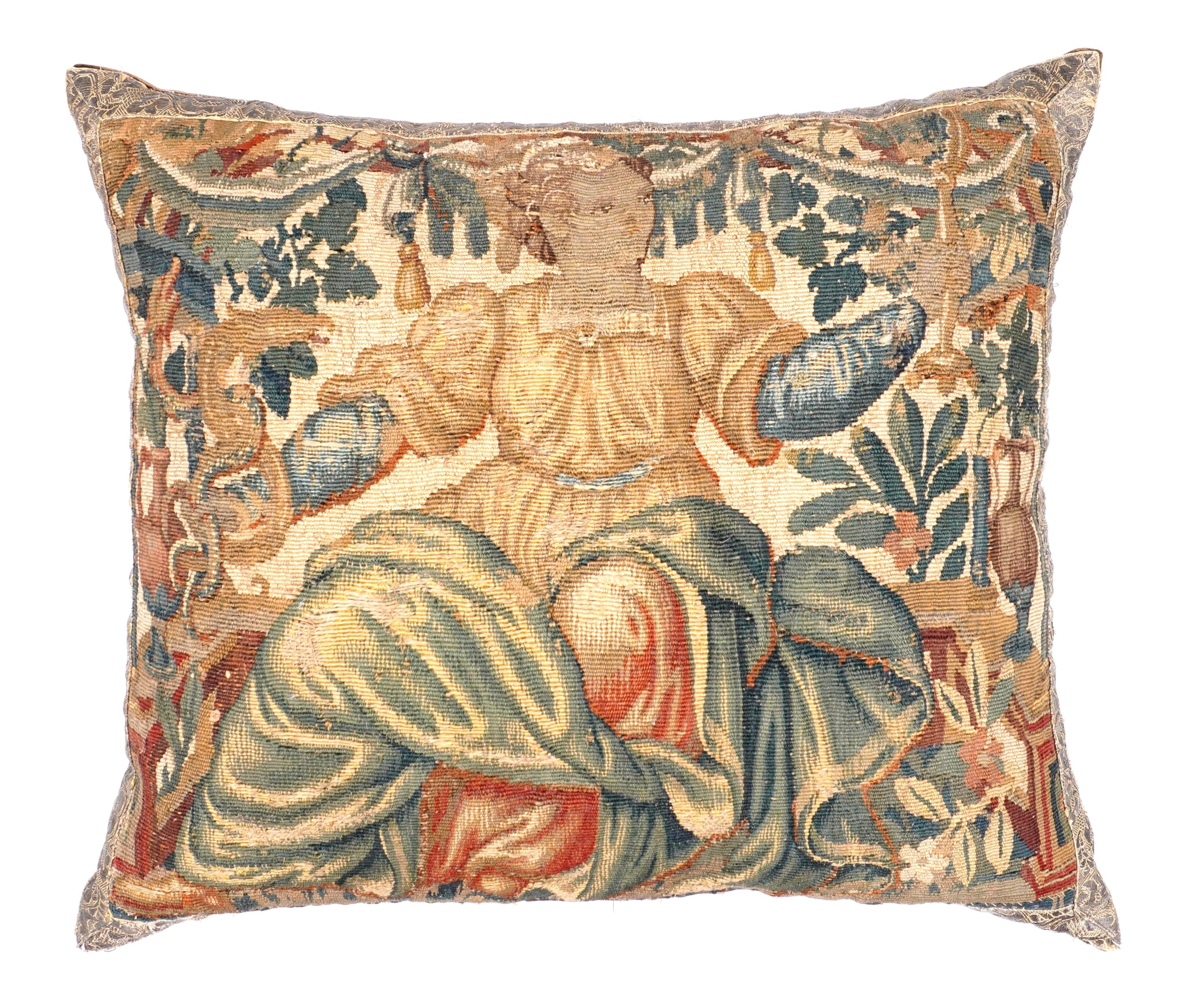 Coppia di cuscini ad arazzo del XVII secolo.
 1) Pannello di arazzo con un pappagallo dai colori vivaci in mezzo a rigogliosi rami fruttiferi, che rappresenta l'equilibrio armonioso della Nature, e applicato a un cuscino imbottito di piume con un