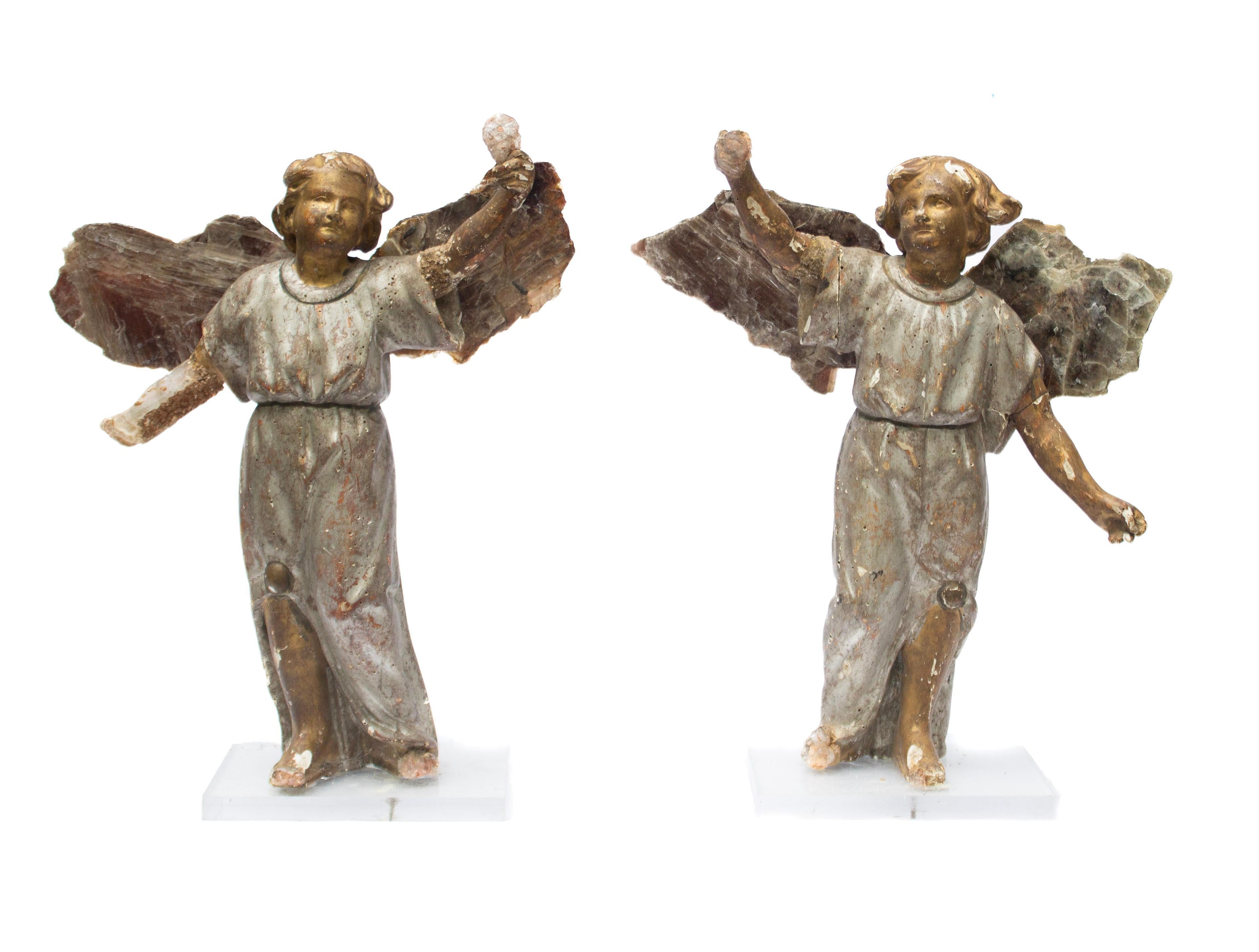 Pareja de grandes ángeles italianos del siglo XVII, tallados a mano y dorados, con alas de mica adornadas con cristales de selenita y citrino aplicados dinámicamente y montados sobre bases de lucita.

Estos ángeles proceden de una iglesia de Toscana