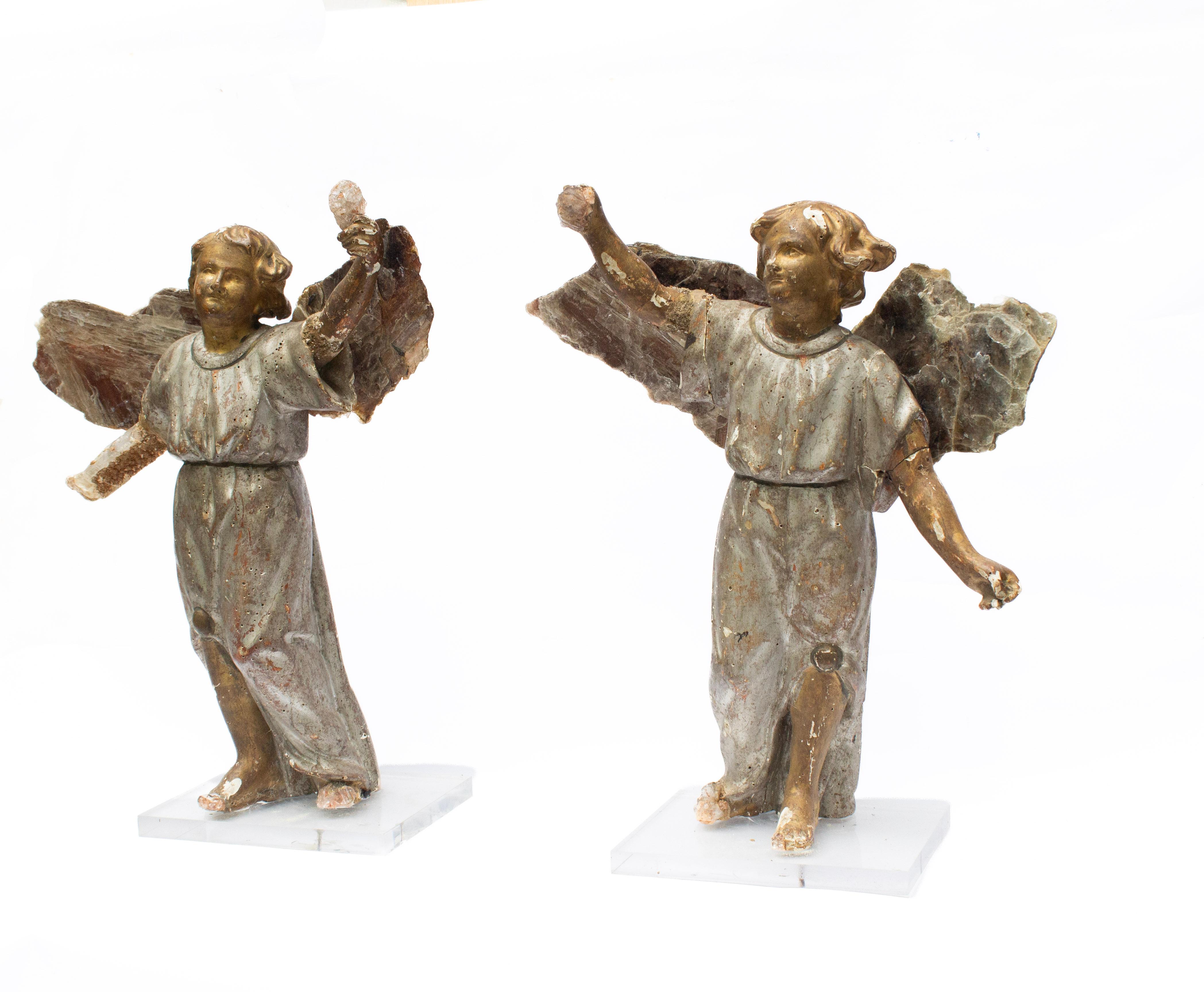 Pareja de ángeles italianos del siglo XVII con alas de mica y selenita sobre lucita Italiano