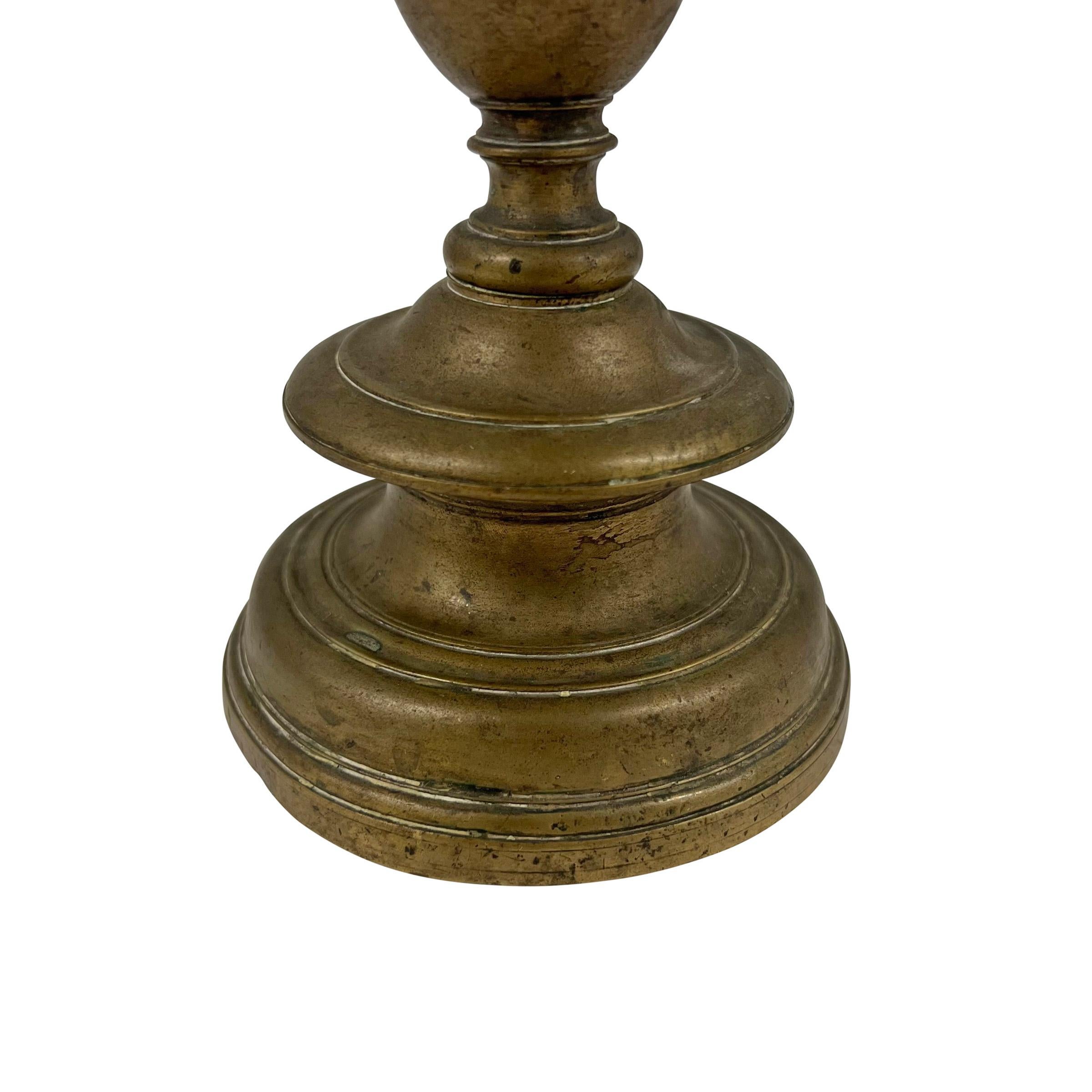 Coppia di candelieri in bronzo barocco italiano del XVII secolo in vendita 4