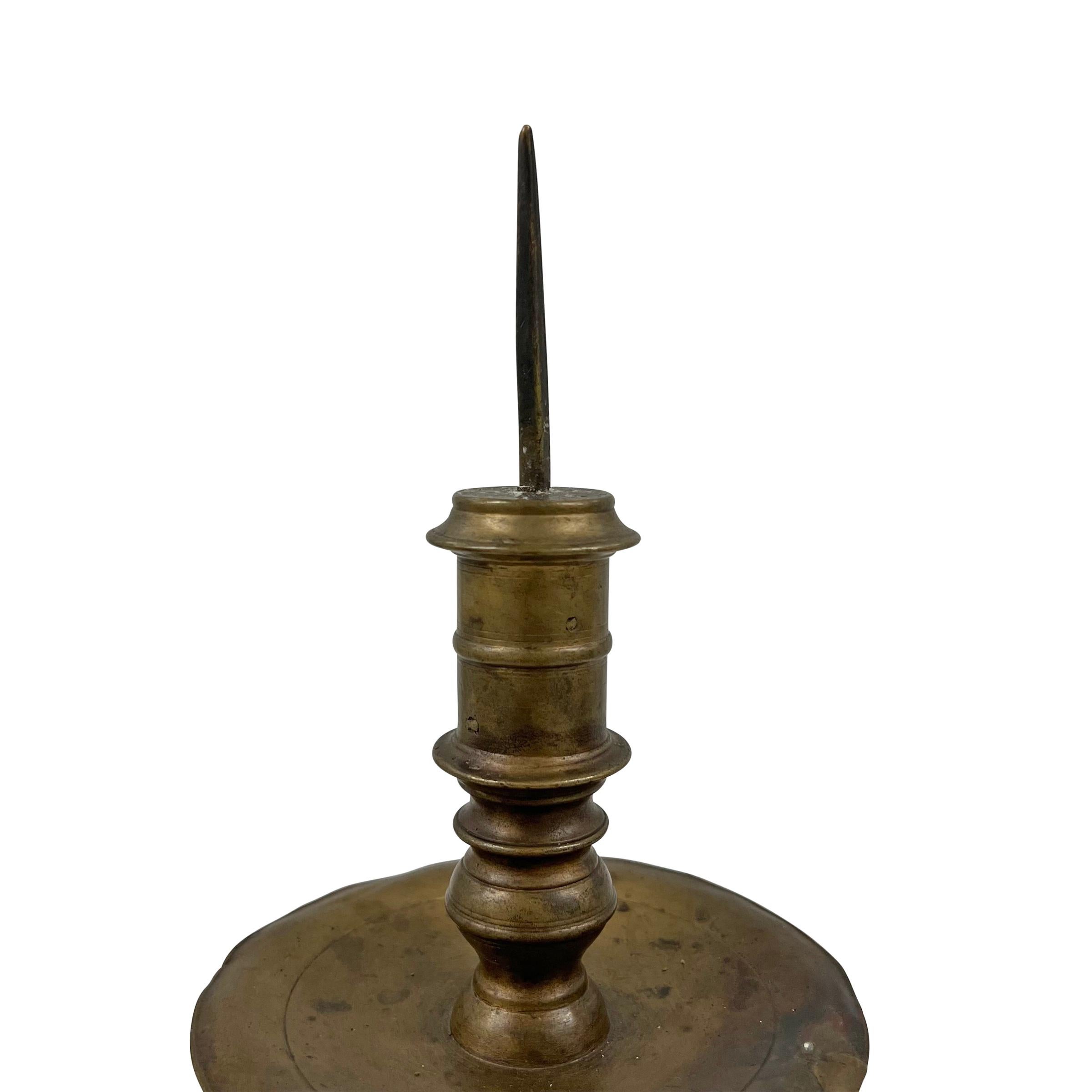 Fino al XVIII secolo Coppia di candelieri in bronzo barocco italiano del XVII secolo in vendita