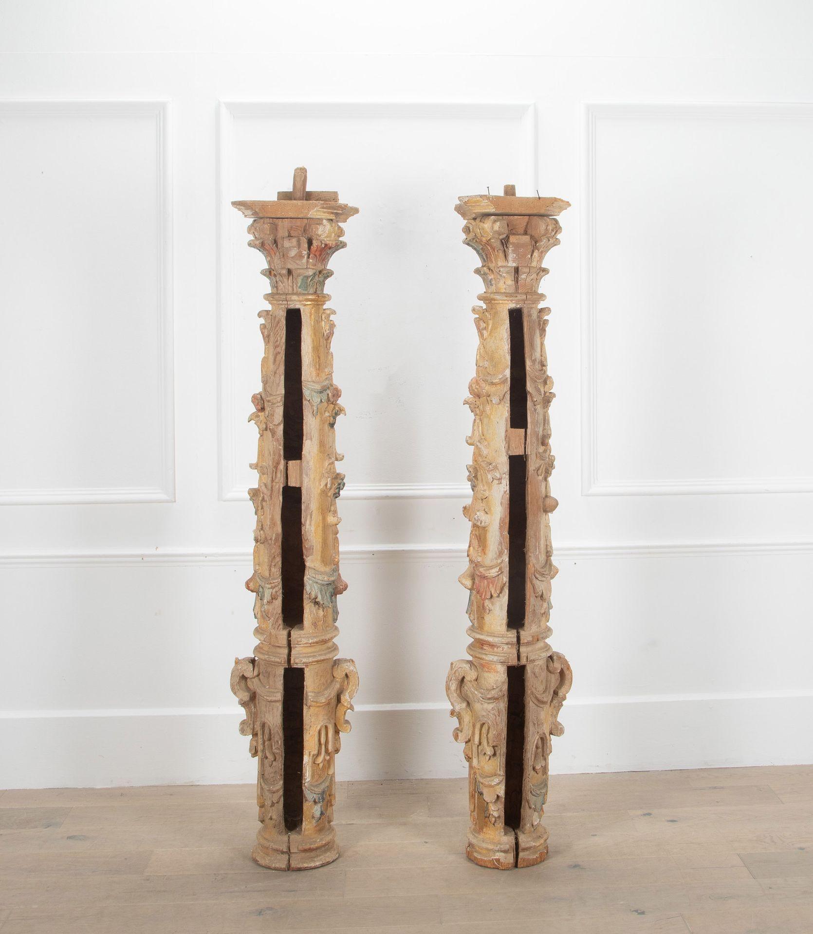 Ein seltenes und unberührtes Paar großer Säulen aus dem 17. Jahrhundert mit geschnitzten Blumenmotiven in den Kapitellen.

Datiert aus der Barockzeit 1650-1680, wunderschön vergoldet und lackiert mit geschwungenem Blumendekor.