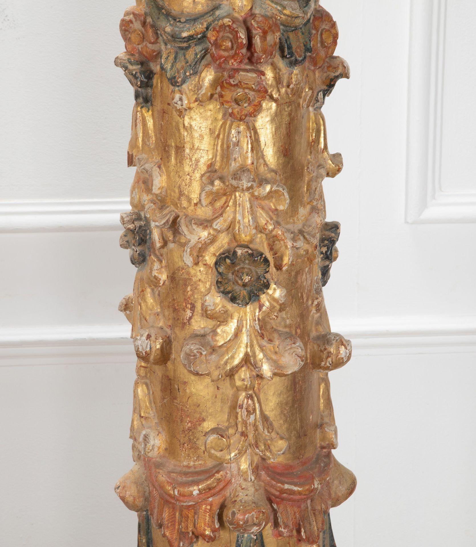Paar vergoldete und lackierte italienische Barocksäulen des 17. Jahrhunderts (Holz) im Angebot