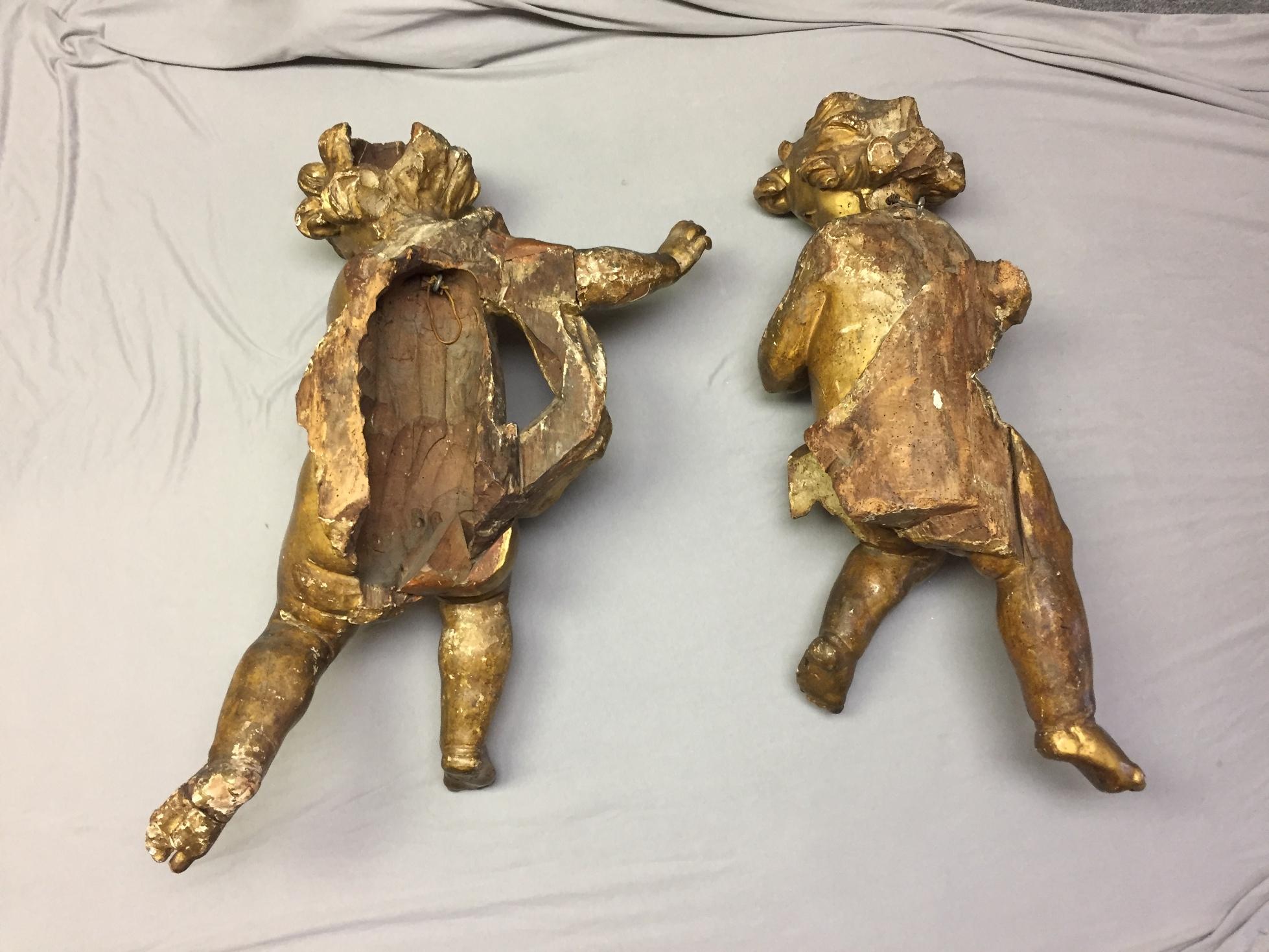 Paire de figurines de putti en bois doré de style baroque italien du XVIIe siècle en vente 3