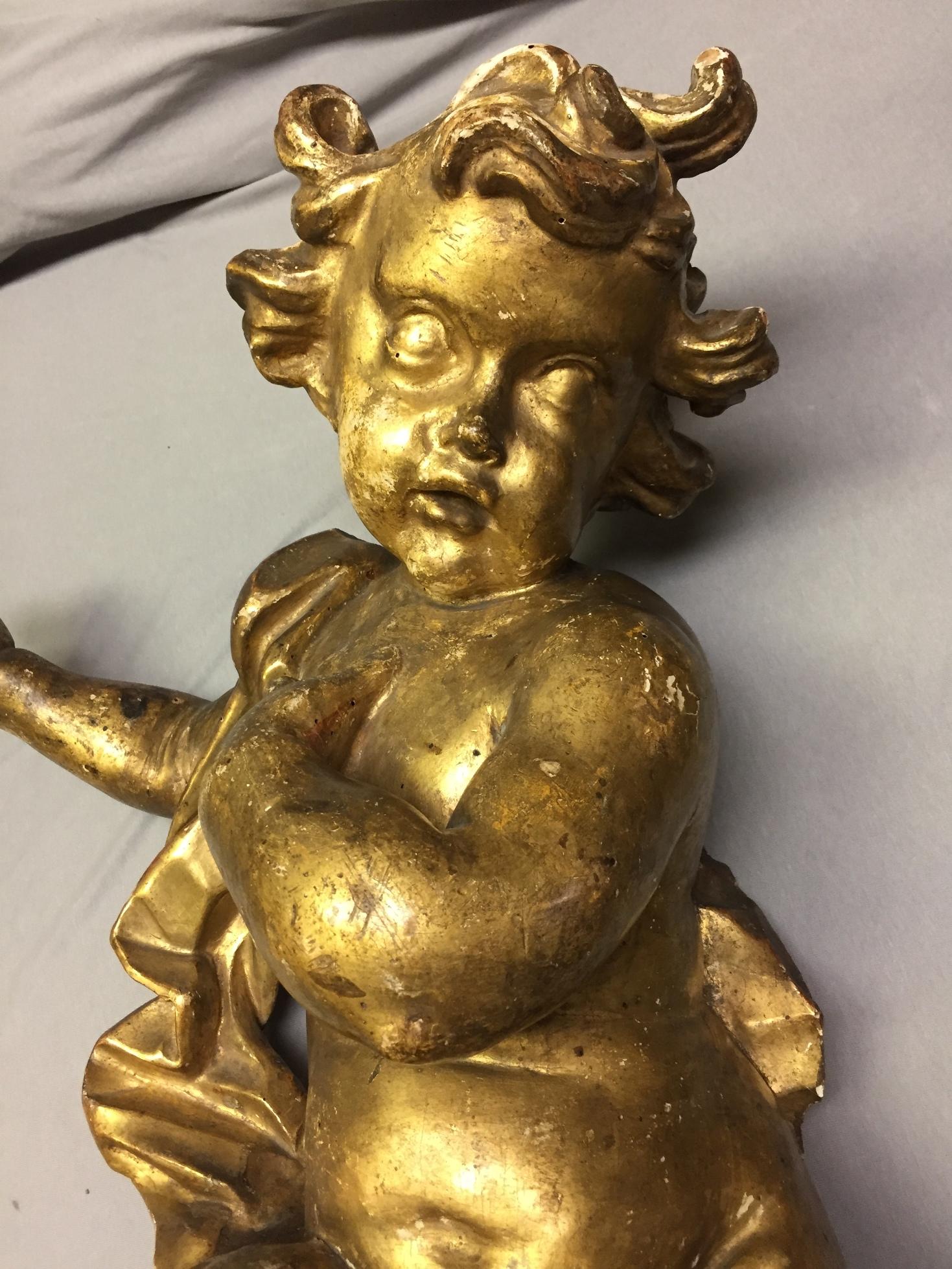 Sculpté à la main Paire de figurines de putti en bois doré de style baroque italien du XVIIe siècle en vente