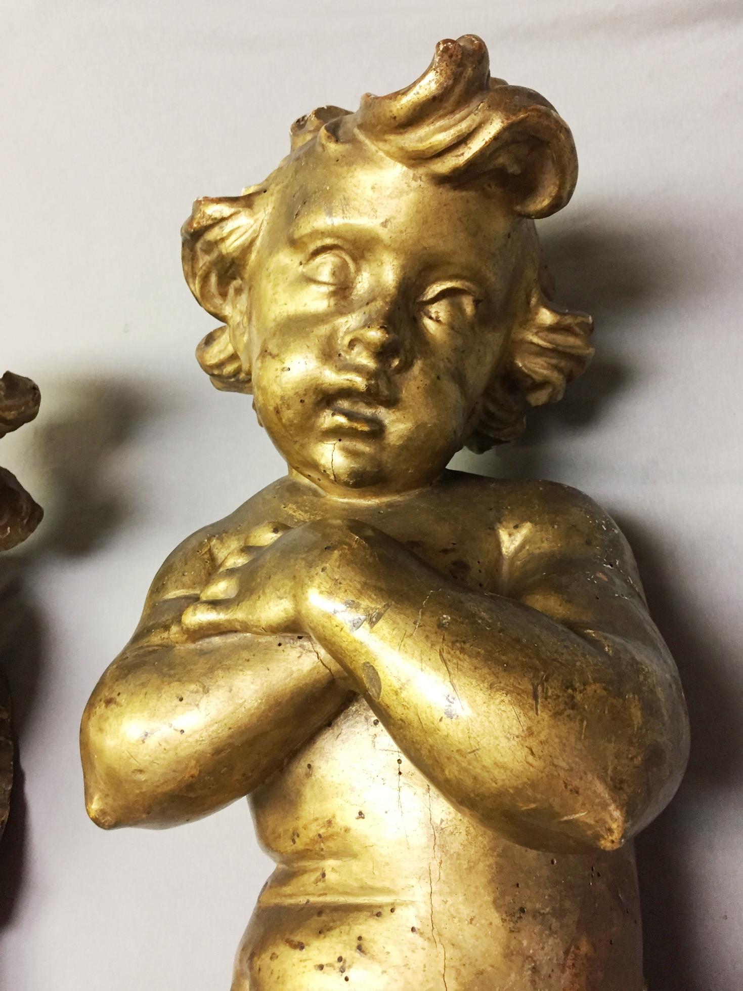 Hand-Carved Pair of 17th Century Italian Baroque Giltwood Putti Figures For Sale