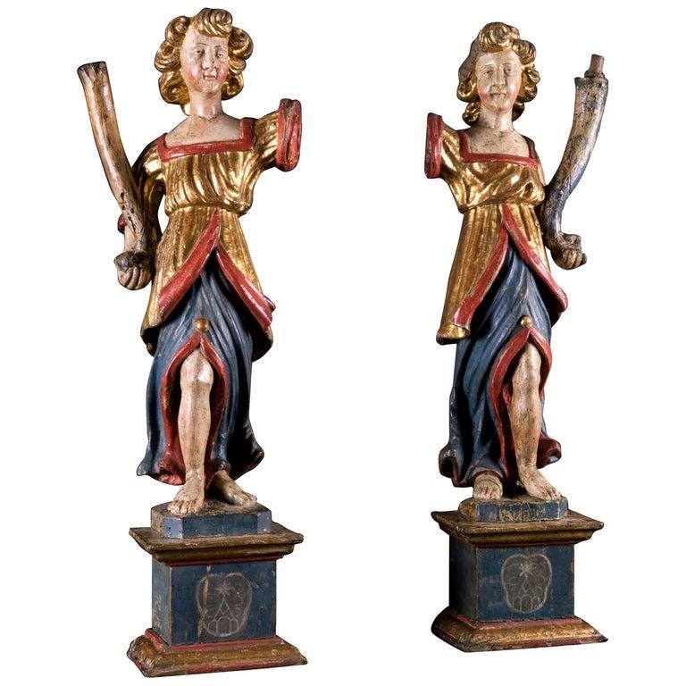 A pair of antique Italian angels carrying a cornucopia, two exclusive Baroque polychrome hand painted and hand carved giltwood armorial sculptures dating back to late 17th century and coming from an private villa of Siena, a Tuscan city in Central