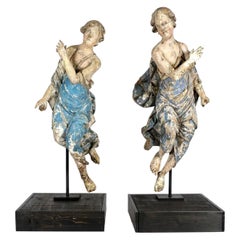 Paire de figures d'anges italiennes sculptées et polychromes du XVIIe siècle