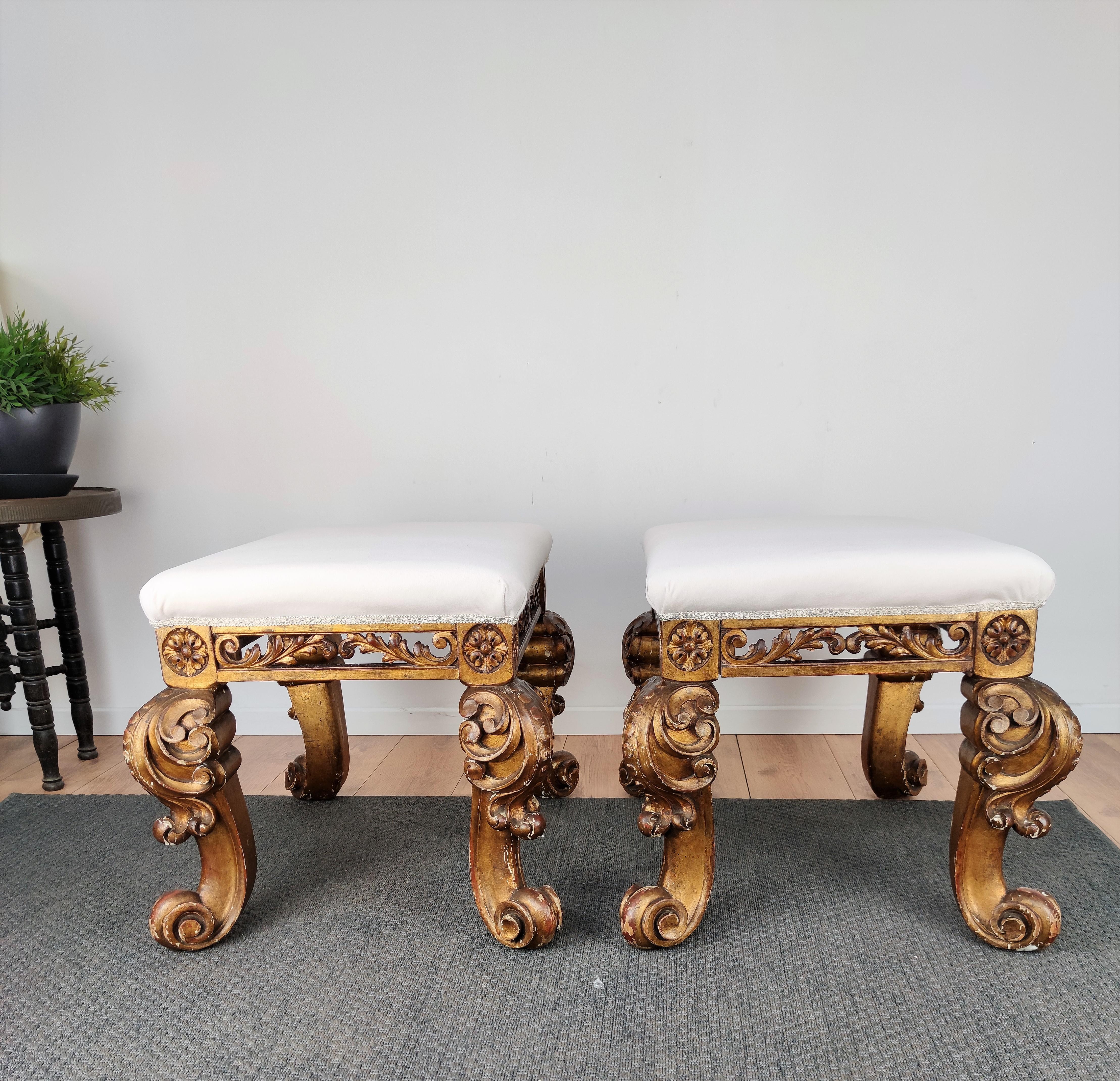 Pair of 17th Century Italian Carved Giltwood Baroque Stools Newly Reupholstered In Good Condition In Carimate, Como