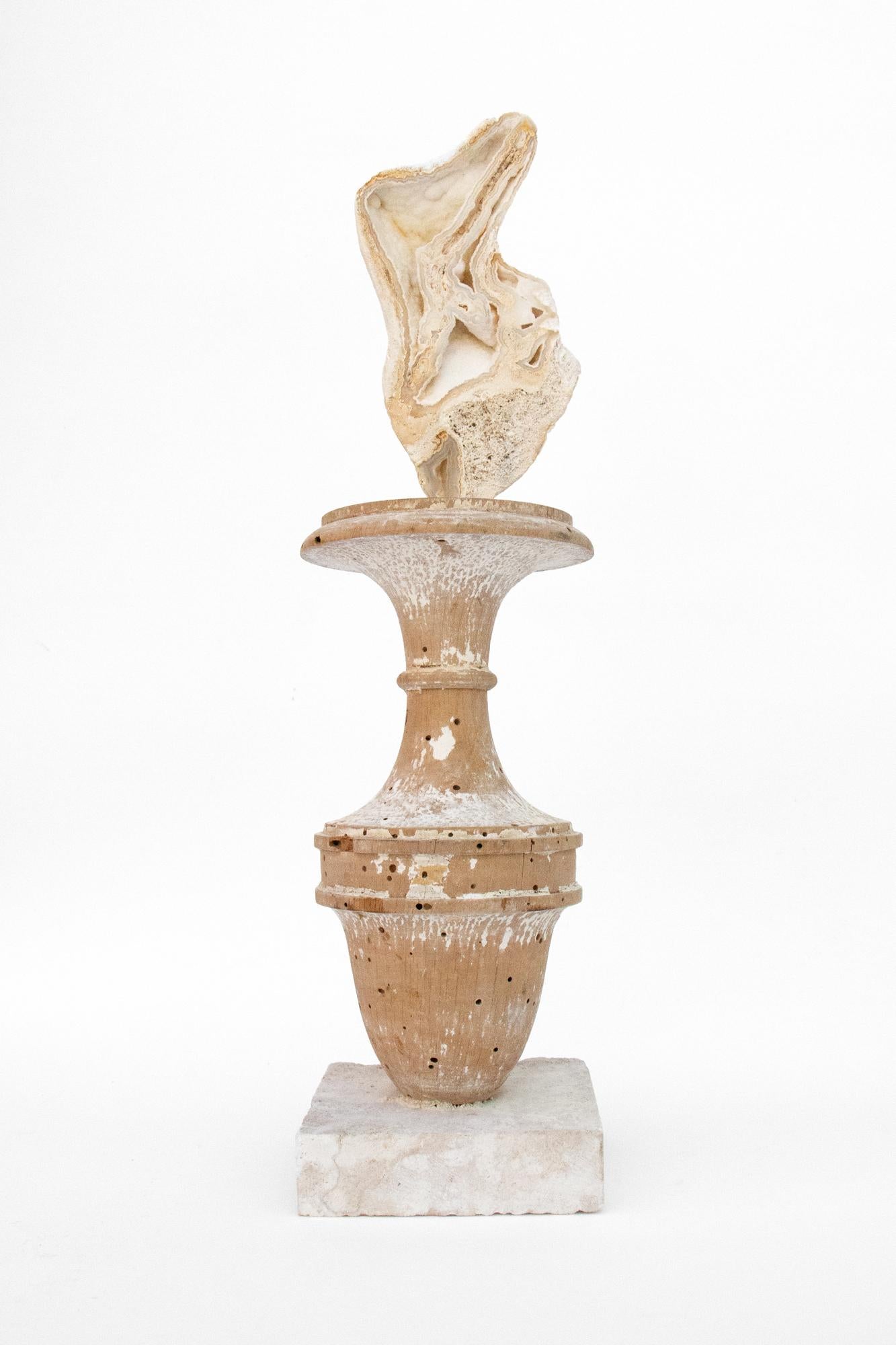 Paire de vases « Fragment de fleurs » du 17ème siècle en agate fossile et corail en vente 2