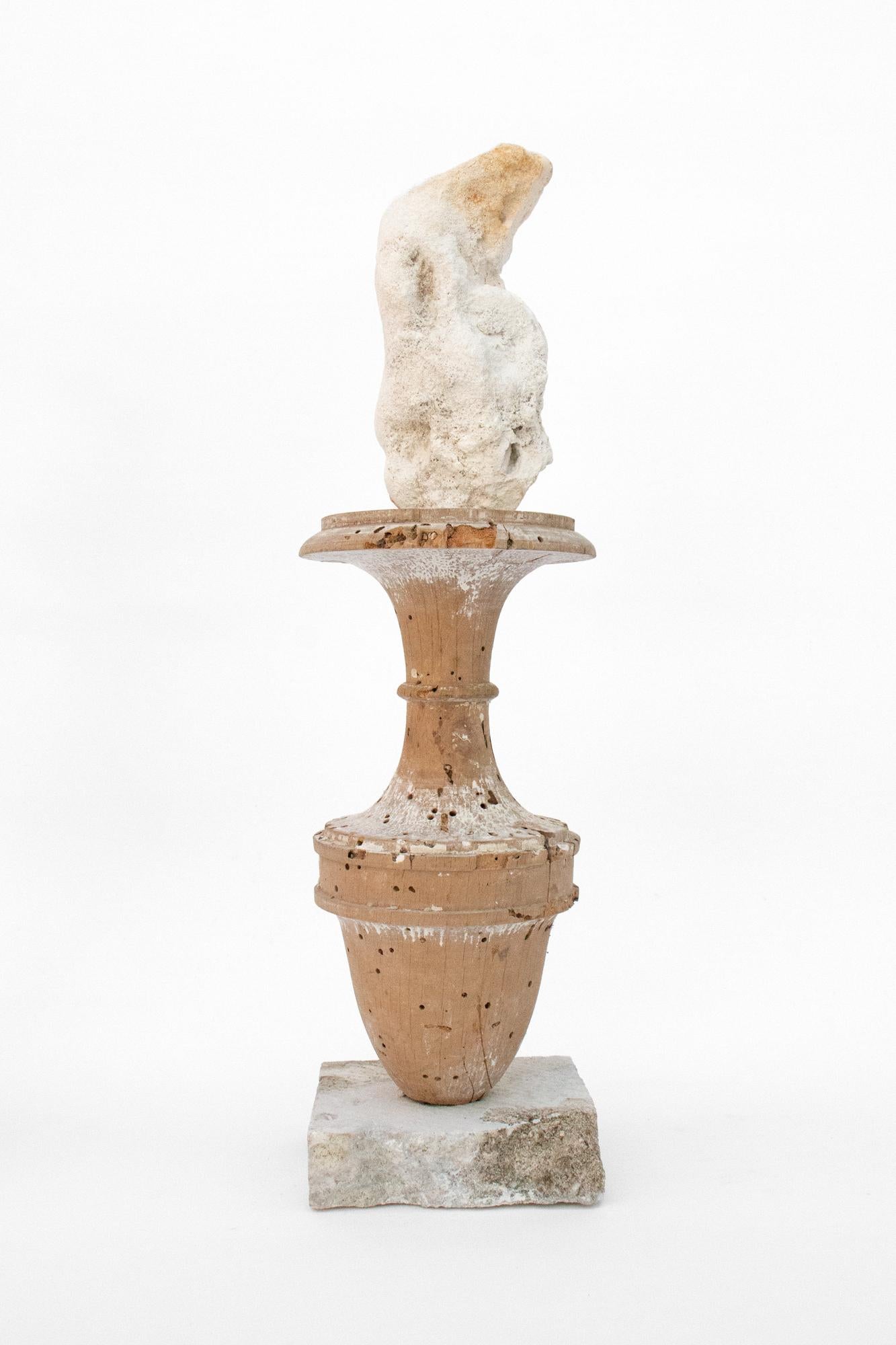 Baroque Paire de vases « Fragment de fleurs » du 17ème siècle en agate fossile et corail en vente