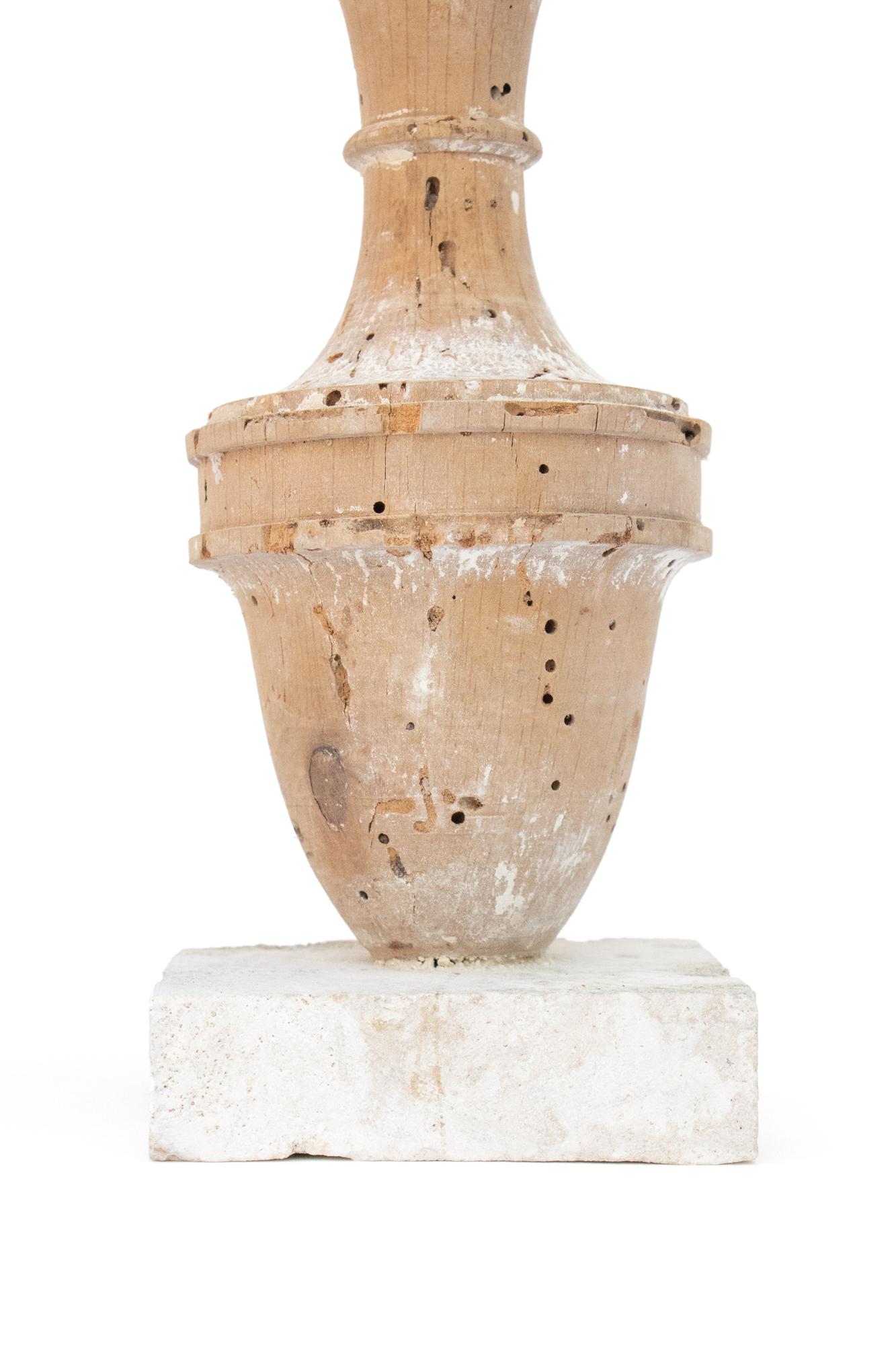 Paar Vasen „Florence Fragment“ aus dem 17. Jahrhundert mit Fossil-Achat-Koralle (Geschnitzt) im Angebot