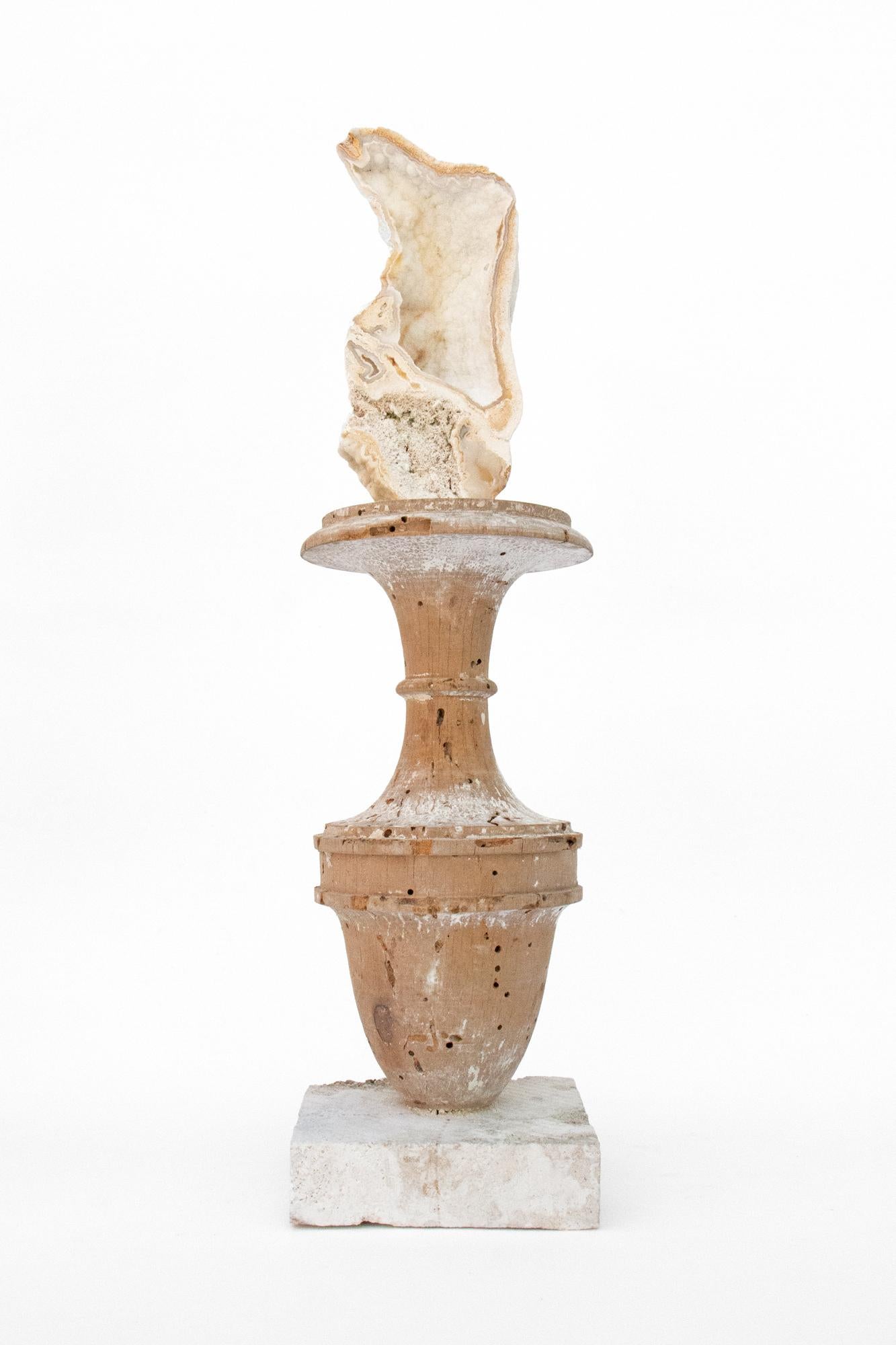 XVIIIe siècle et antérieur Paire de vases « Fragment de fleurs » du 17ème siècle en agate fossile et corail en vente