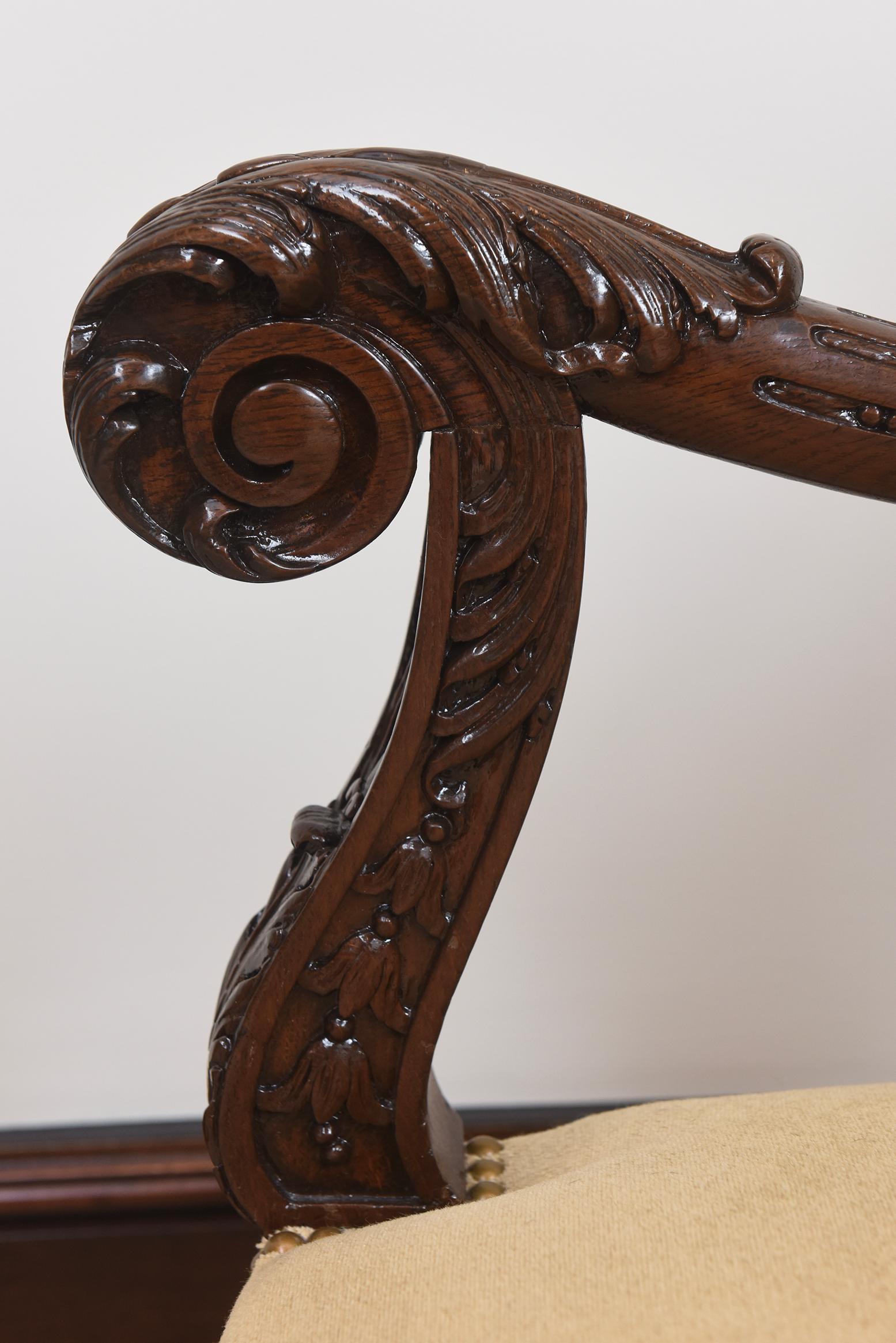 Coppia di poltrone in legno di noce con schienale alto Luigi XIV del XVII secolo in vendita 4