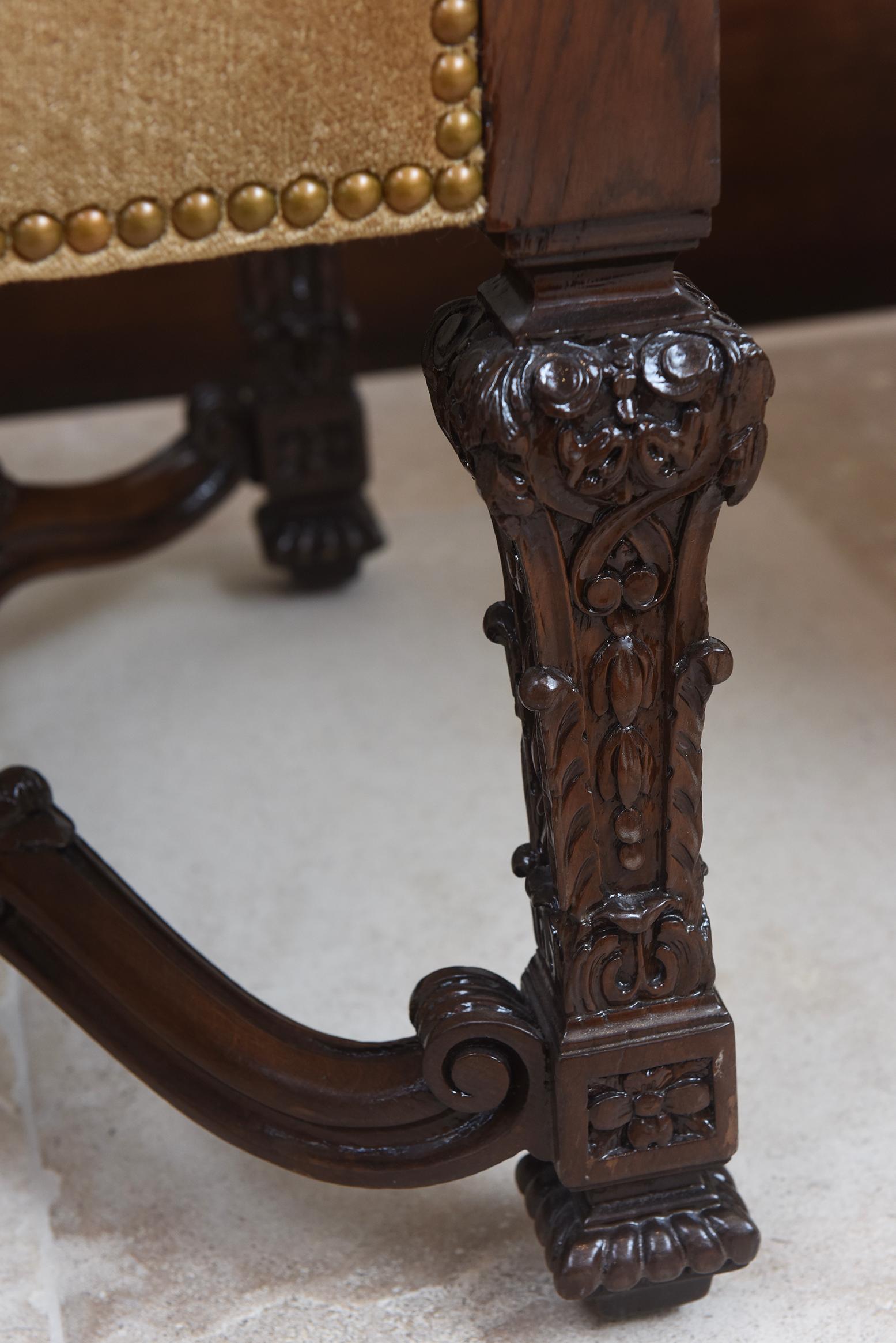 Coppia di poltrone in legno di noce con schienale alto Luigi XIV del XVII secolo in vendita 5
