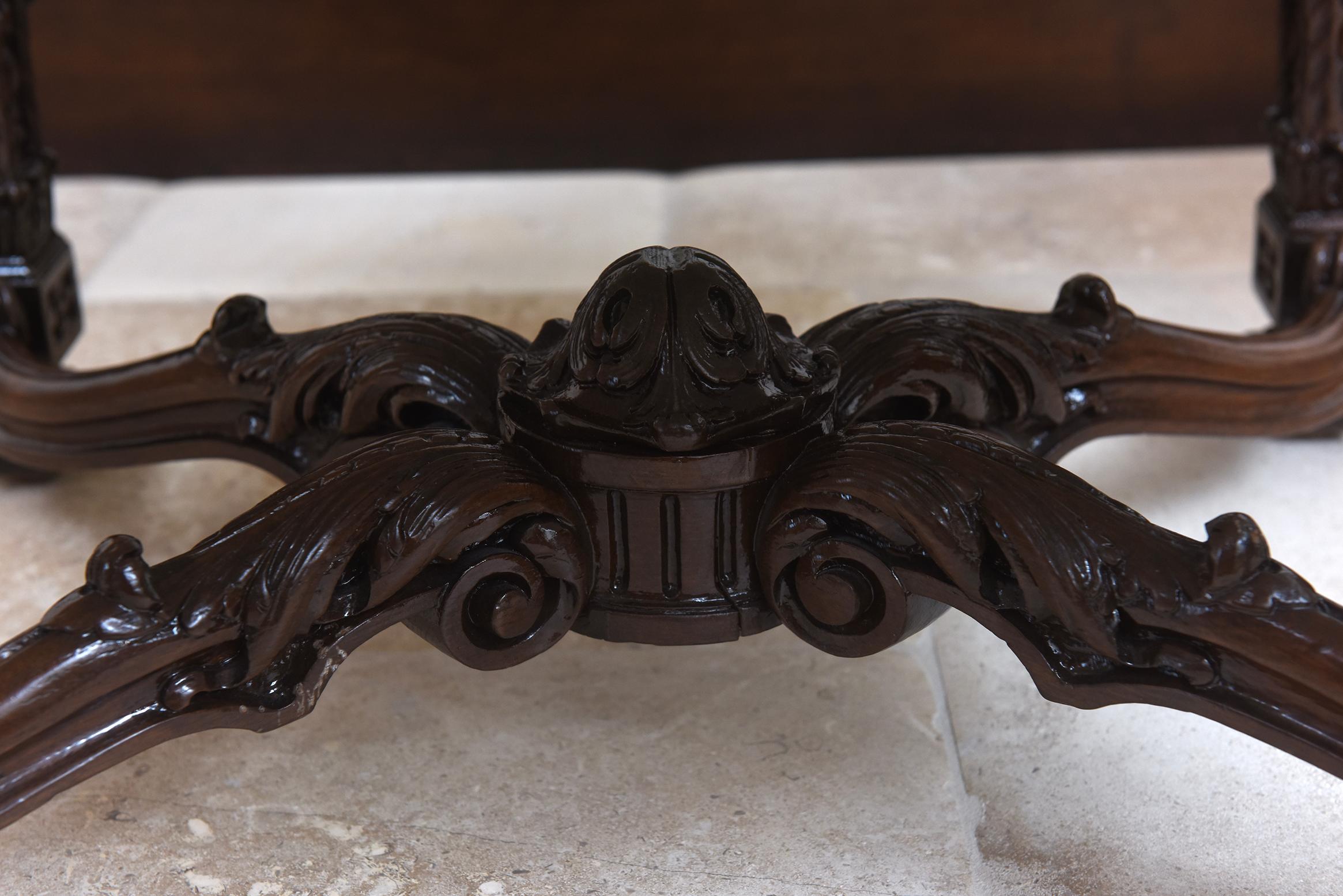 Coppia di poltrone in legno di noce con schienale alto Luigi XIV del XVII secolo in vendita 6