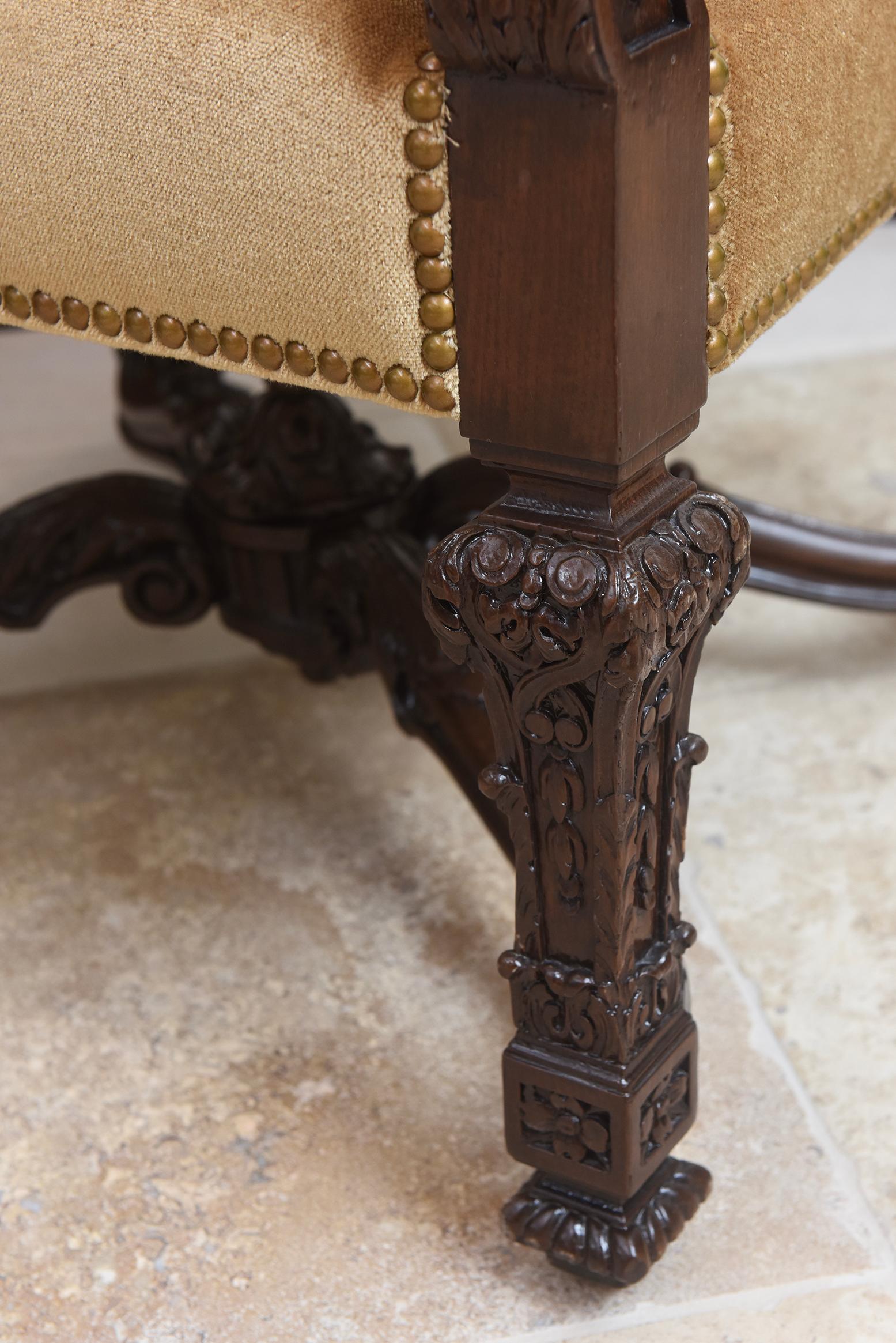 Coppia di poltrone in legno di noce con schienale alto Luigi XIV del XVII secolo In condizioni buone in vendita a North Miami, FL