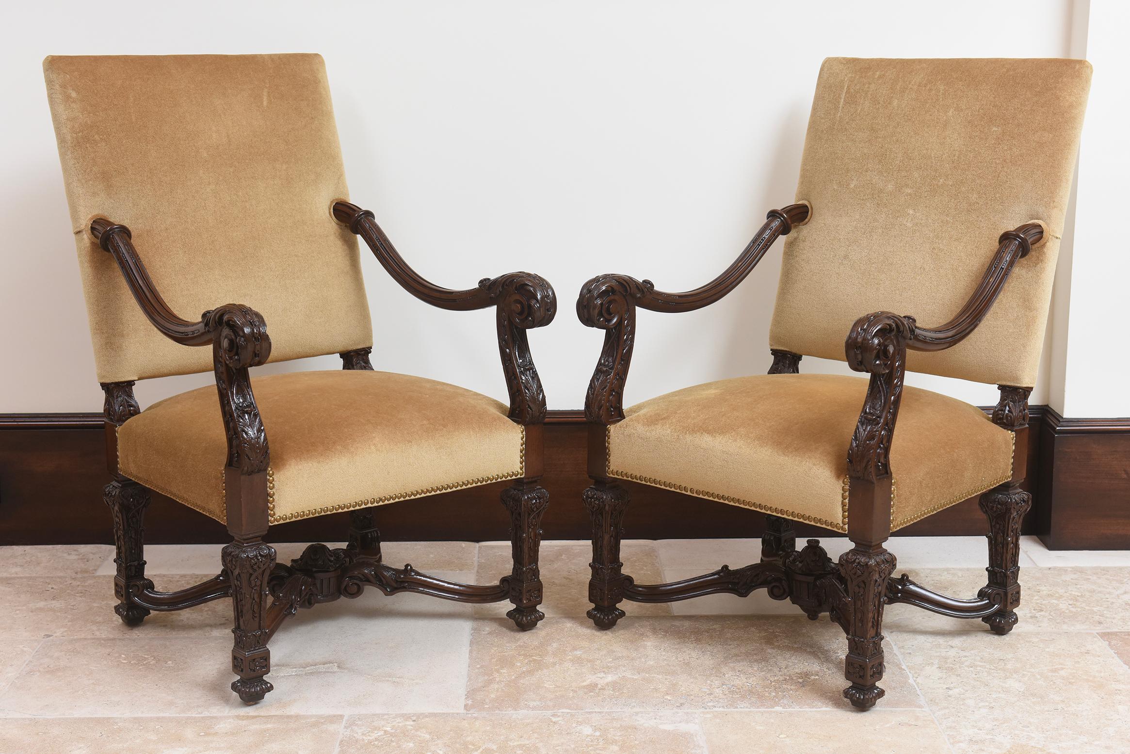 Fino al XVIII secolo Coppia di poltrone in legno di noce con schienale alto Luigi XIV del XVII secolo in vendita