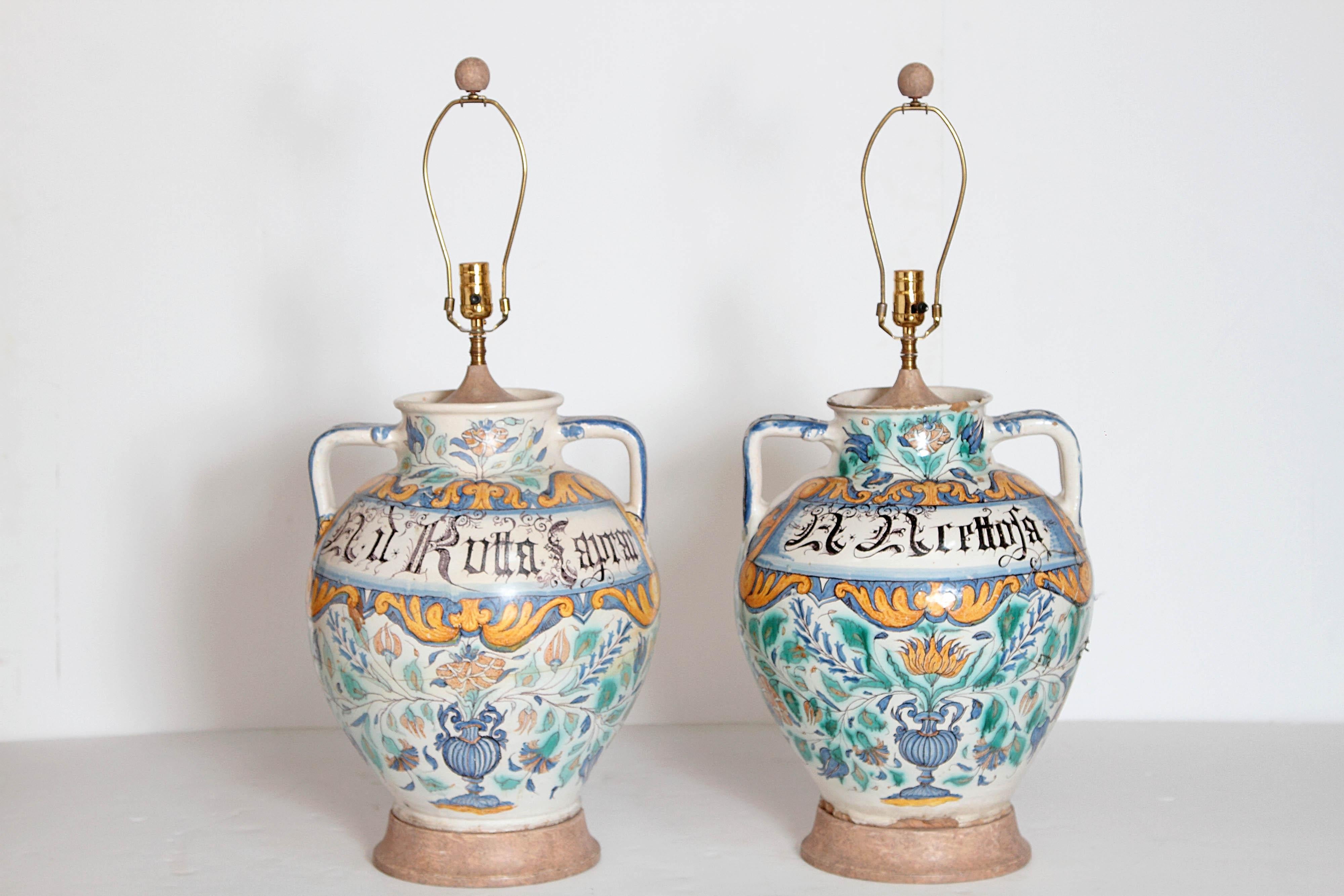 Paire de vases Maiolica italiens du 17ème siècle convertis en lampes en vente 3