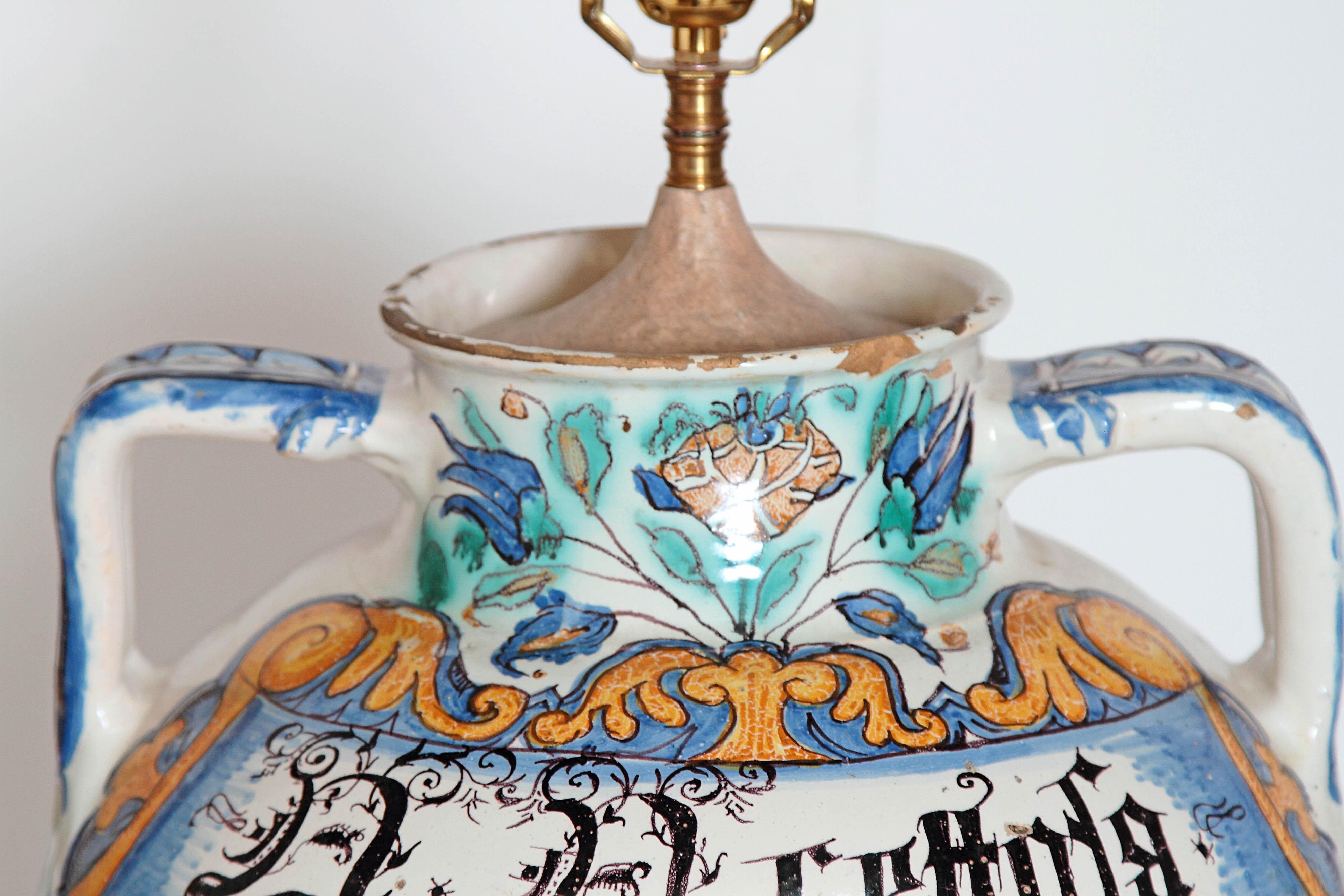 Paire de vases Maiolica italiens du 17ème siècle convertis en lampes en vente 4