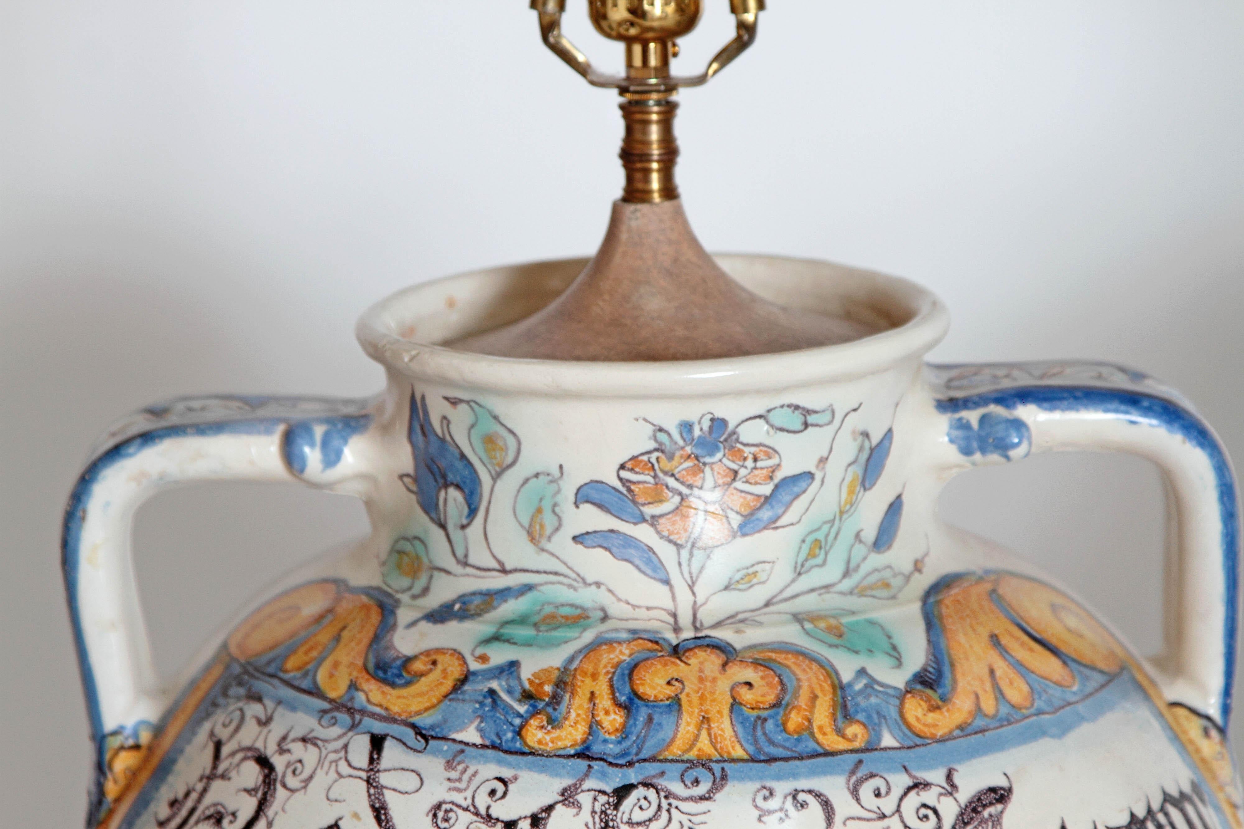Paire de vases Maiolica italiens du 17ème siècle convertis en lampes en vente 6