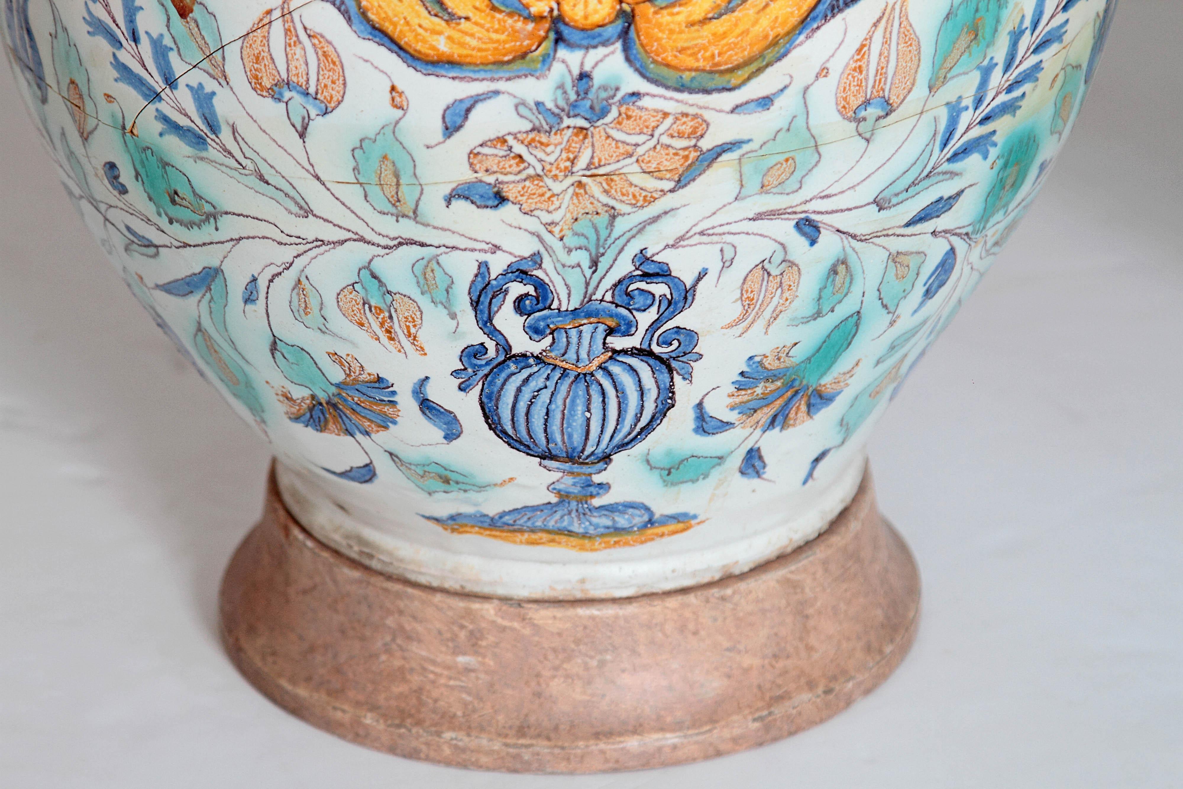 Paire de vases Maiolica italiens du 17ème siècle convertis en lampes en vente 7