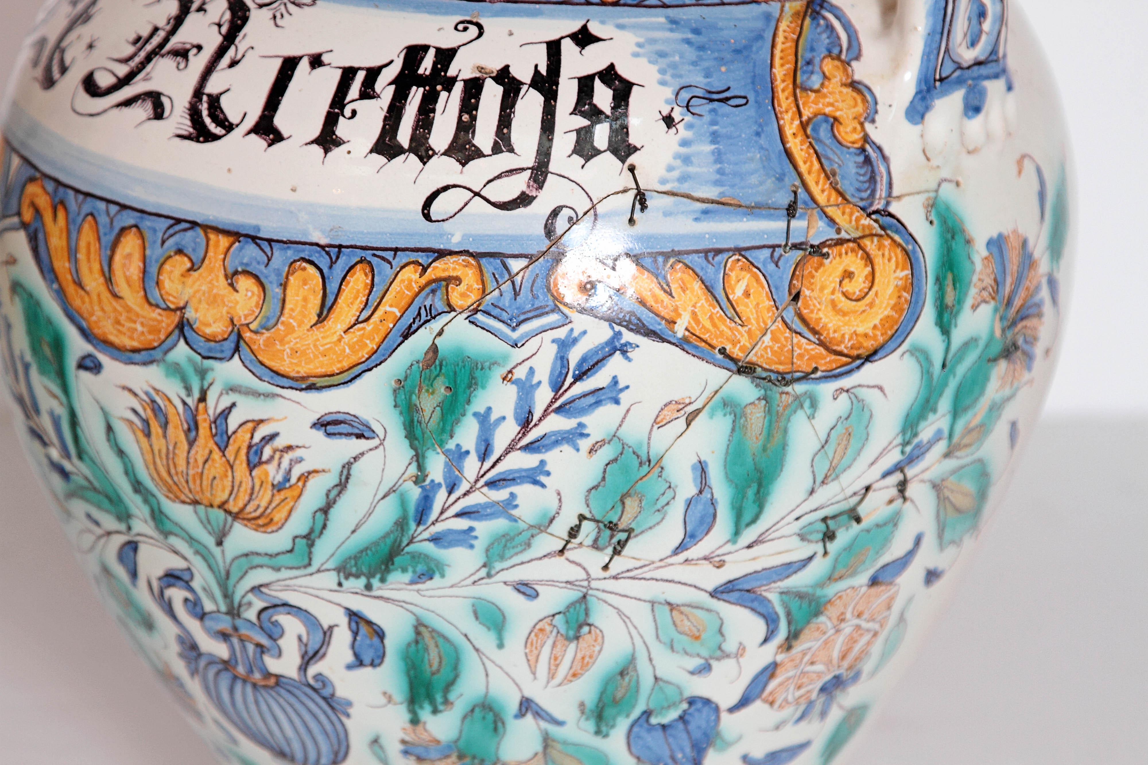 Paire de vases Maiolica italiens du 17ème siècle convertis en lampes en vente 8