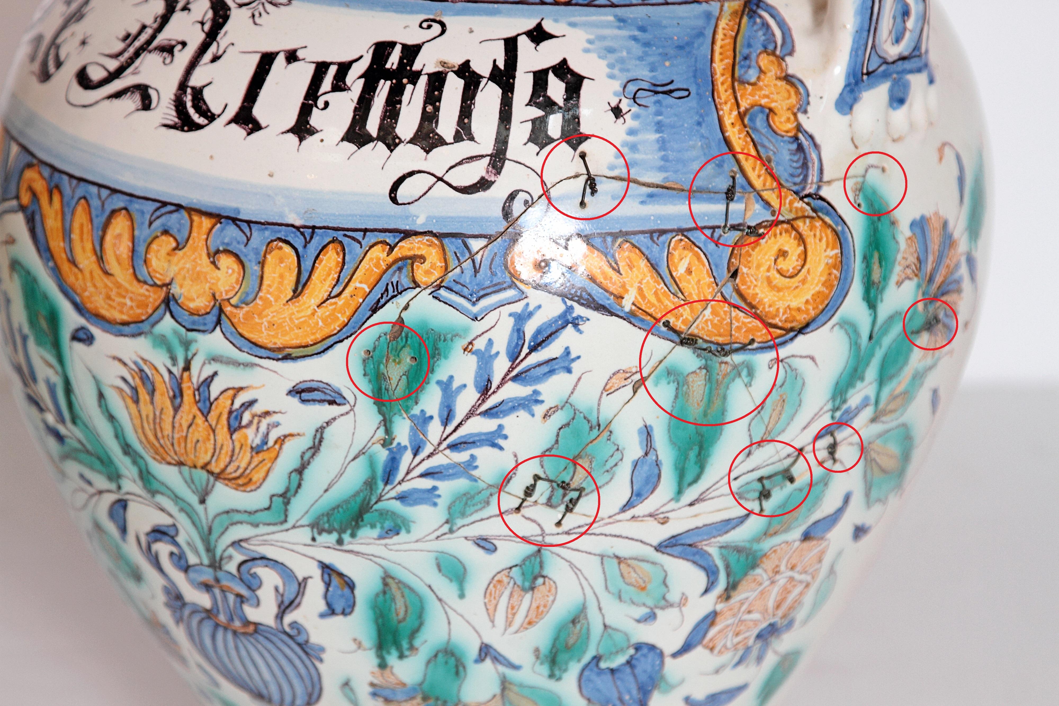 Paire de vases Maiolica italiens du 17ème siècle convertis en lampes en vente 9