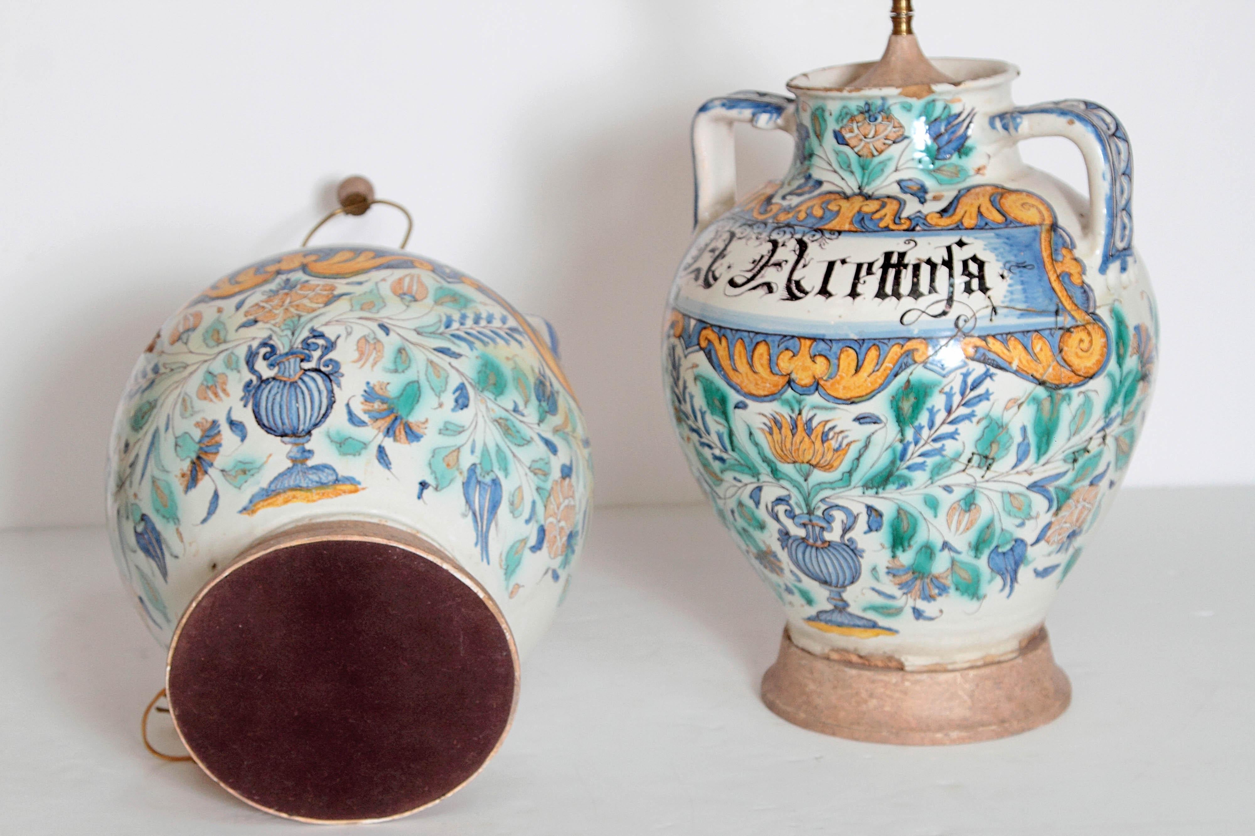 Paire de vases Maiolica italiens du 17ème siècle convertis en lampes en vente 12
