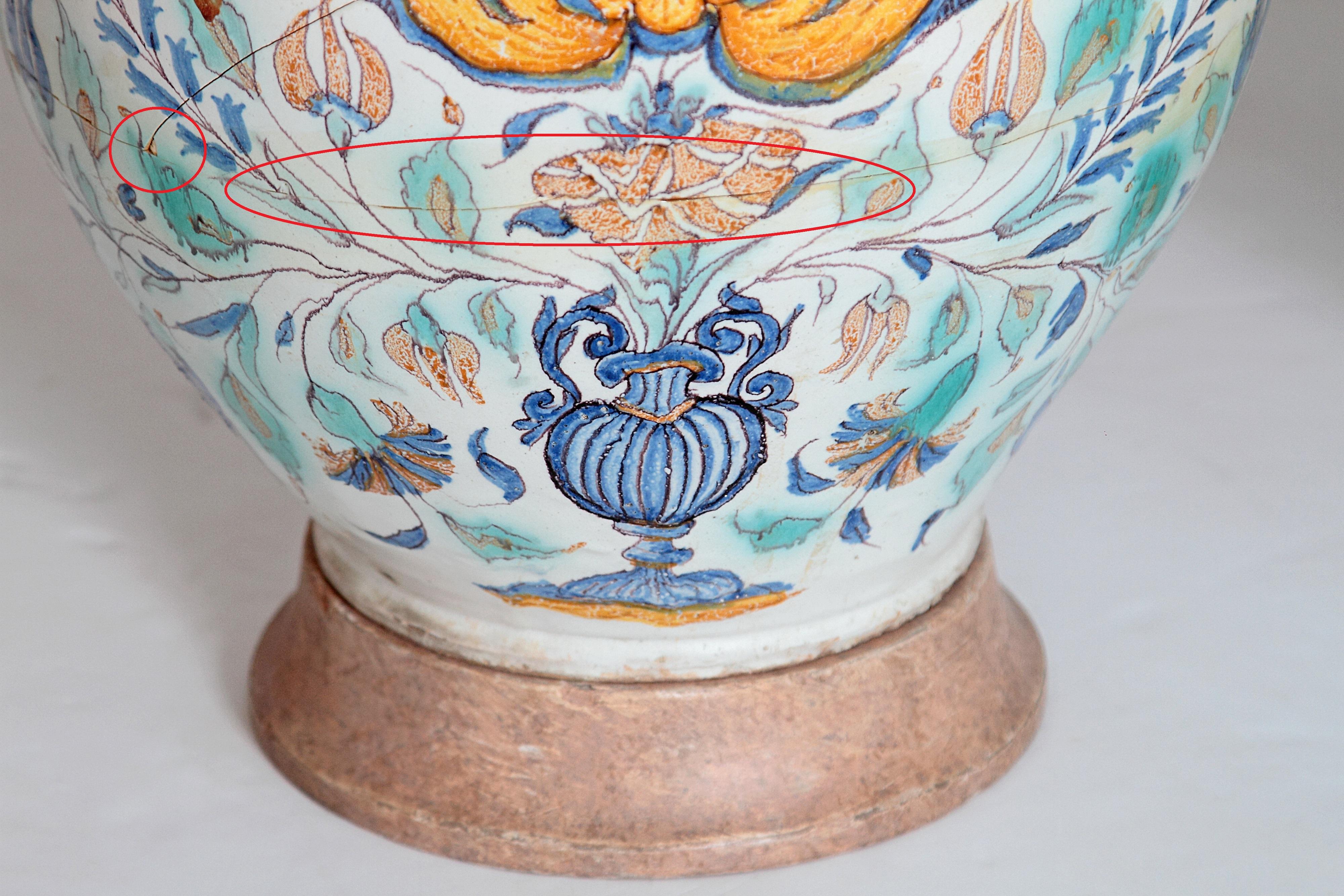 Paire de vases Maiolica italiens du 17ème siècle convertis en lampes en vente 13