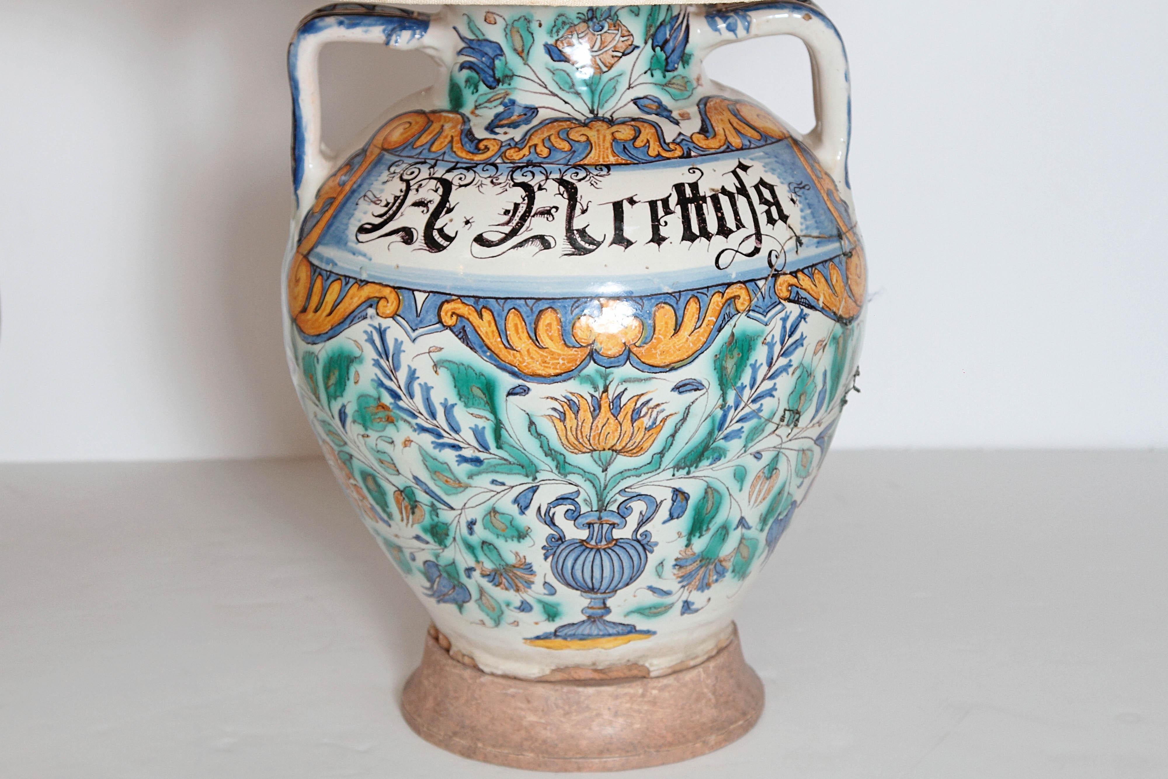 Paire de vases Maiolica italiens du 17ème siècle convertis en lampes Bon état - En vente à Dallas, TX