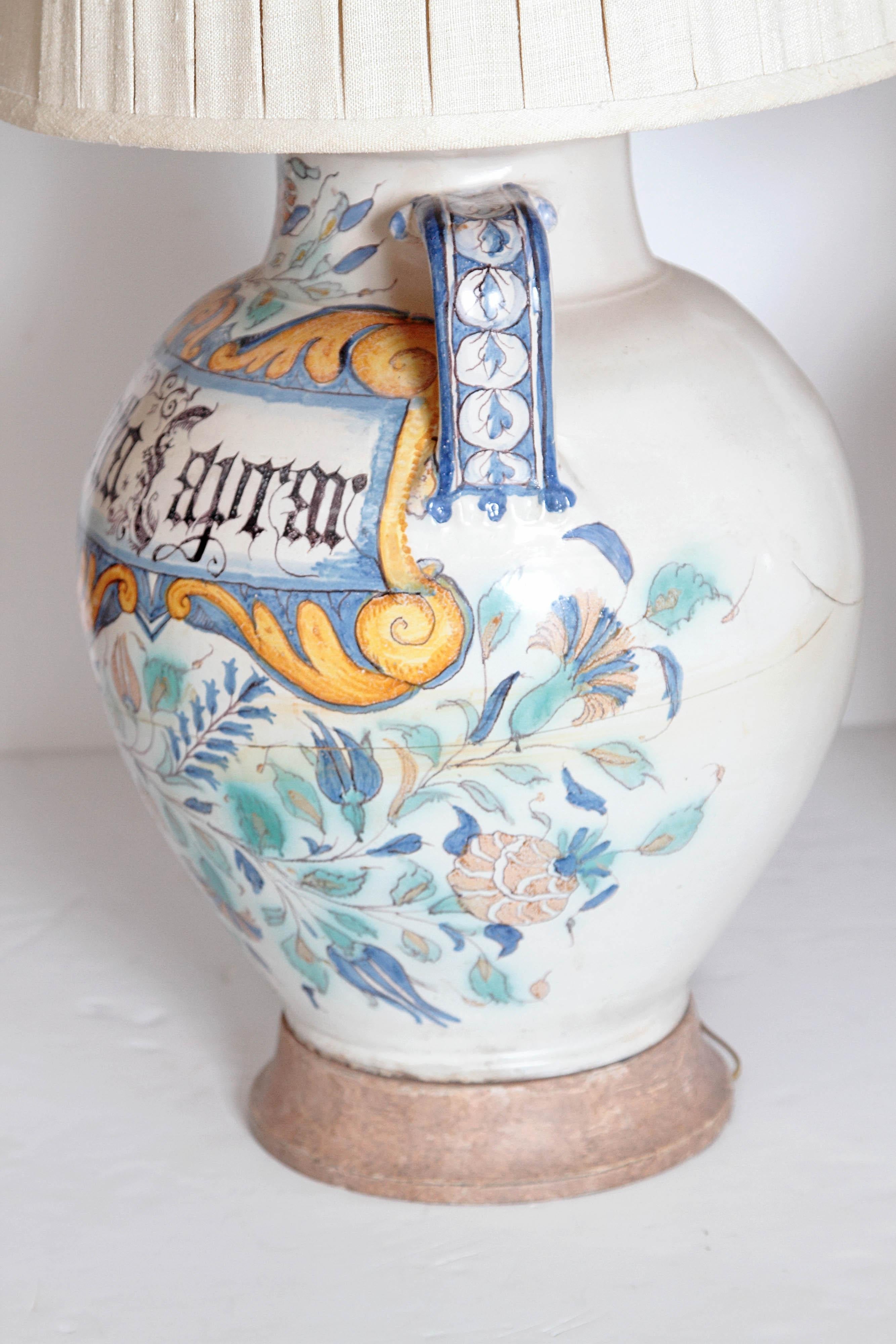 Terre cuite Paire de vases Maiolica italiens du 17ème siècle convertis en lampes en vente