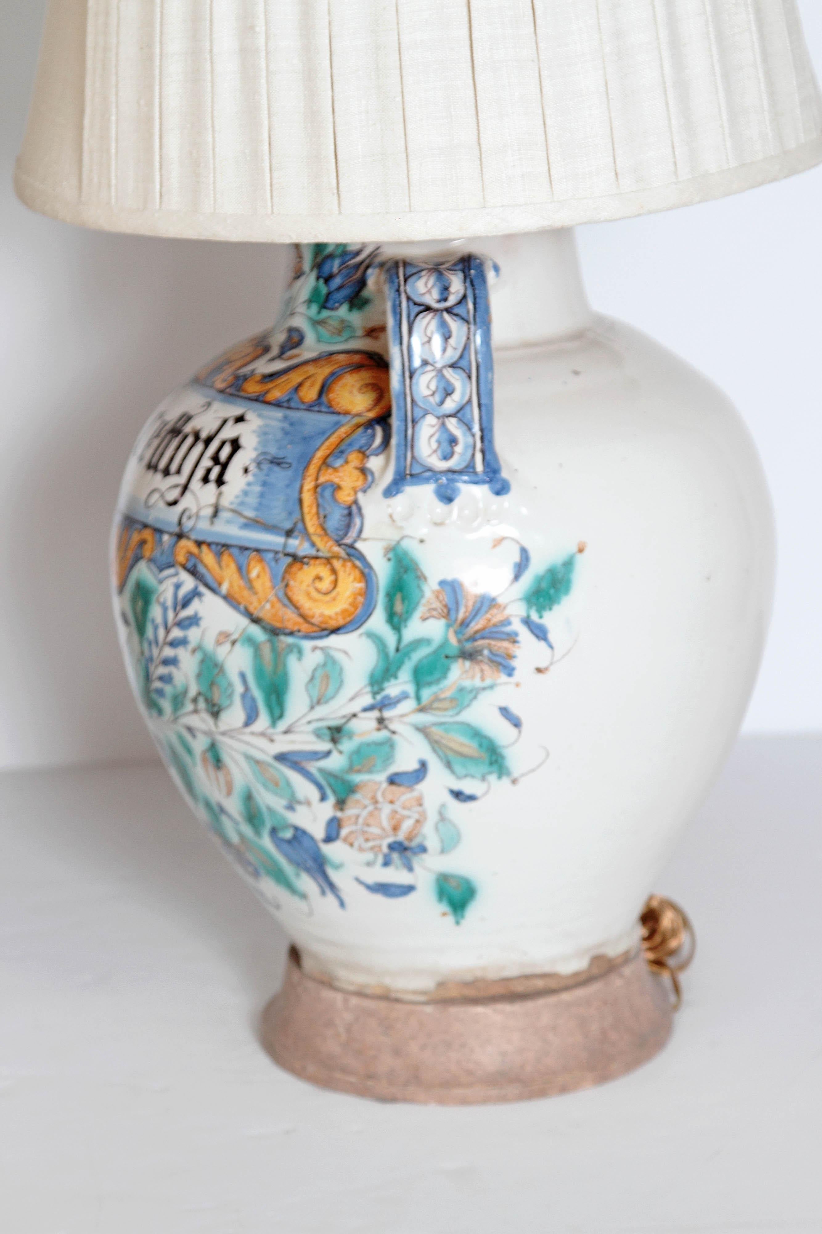 Paire de vases Maiolica italiens du 17ème siècle convertis en lampes en vente 1