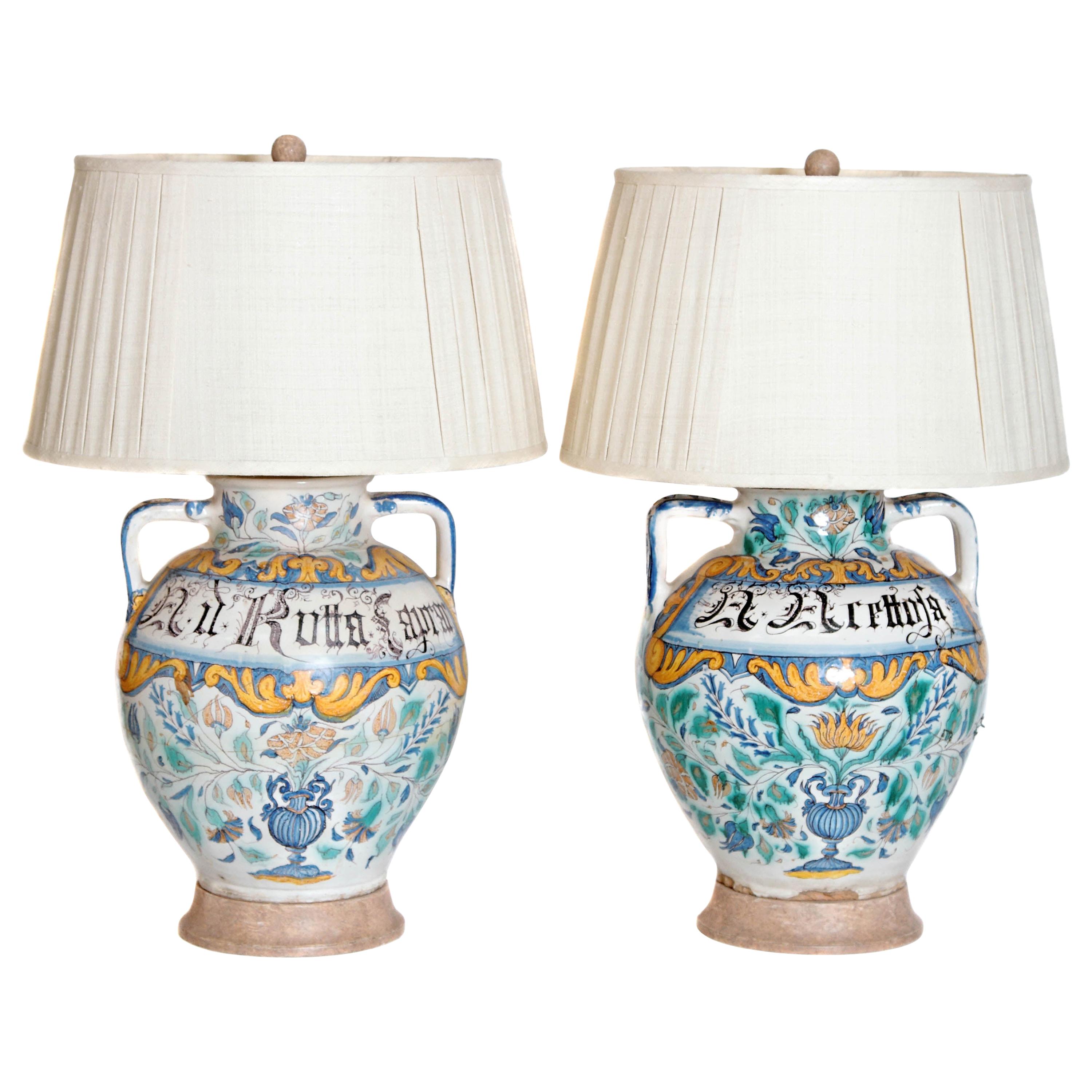 Paire de vases Maiolica italiens du 17ème siècle convertis en lampes en vente