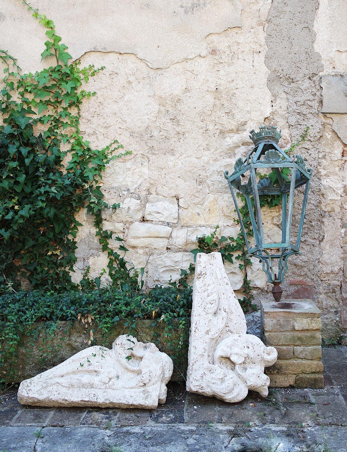 Pair of 17th Century Italian Travertine Mantles In Good Condition For Sale In Roma, IT
