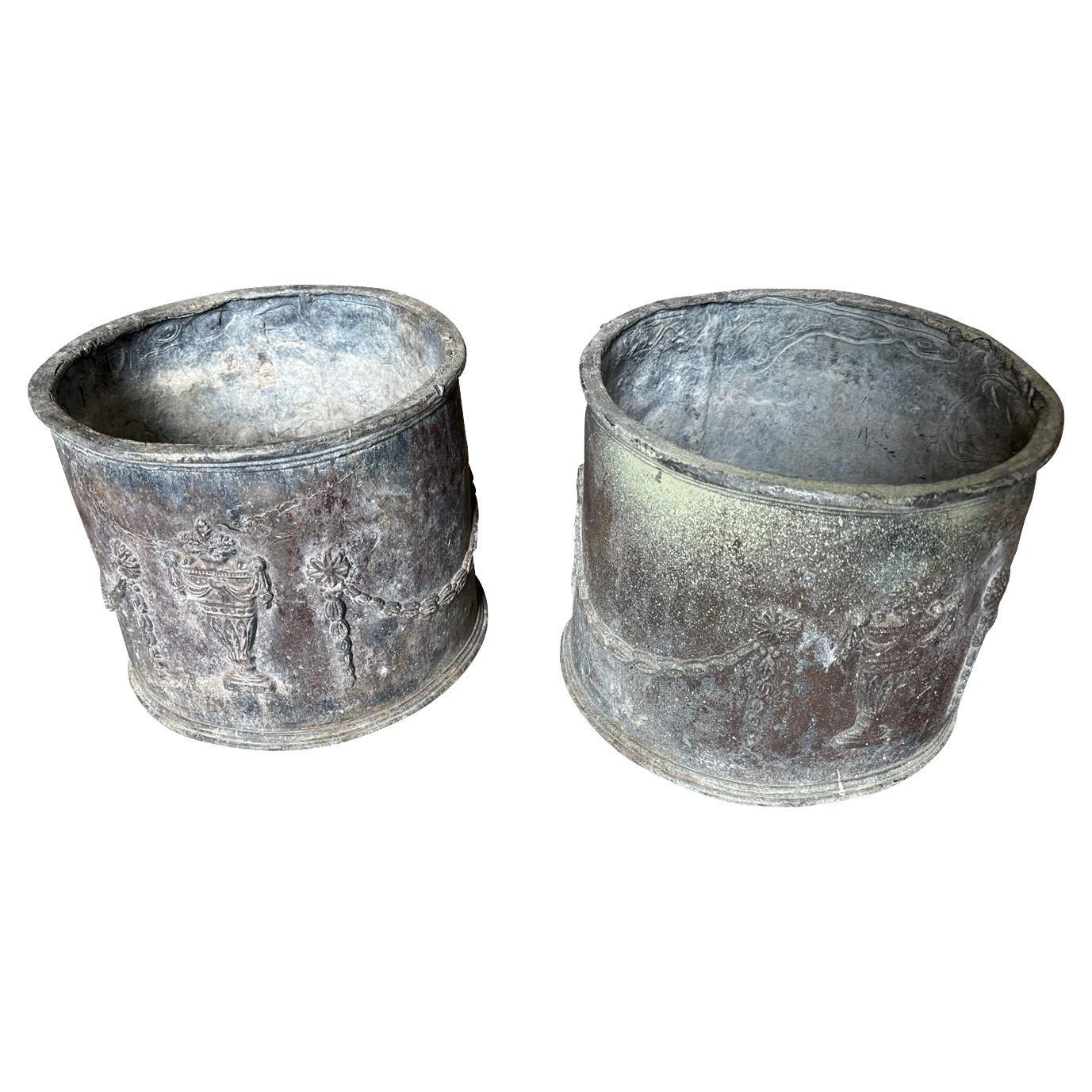 Un'incantevole coppia di Cache Pots del XVII secolo provenienti dalla regione della Provenza, in Francia.  Splendidamente lavorata in piombo con urne e festoni decorativi.  Patina sensazionale.