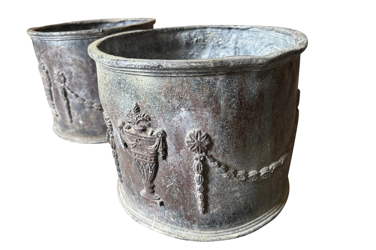 Coppia di vasi di piombo del XVII secolo In condizioni buone in vendita a Round Top, TX
