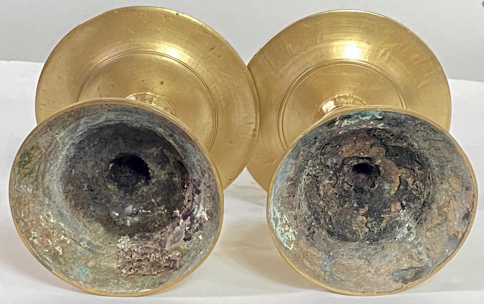 Coppia di candelieri in bronzo tornito dell'Europa settentrionale del XVII secolo in vendita 3