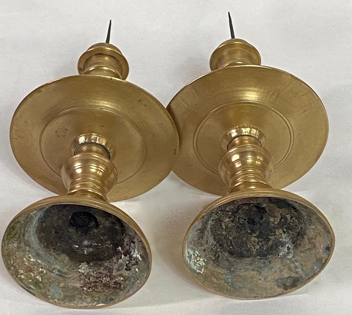 Coppia di candelieri in bronzo tornito dell'Europa settentrionale del XVII secolo in vendita 6