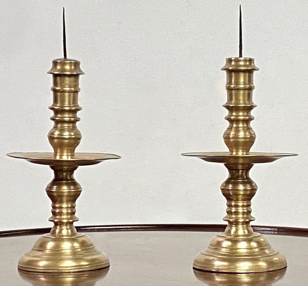 Coppia di candelieri in bronzo tornito dell'Europa settentrionale del XVII secolo In condizioni buone in vendita a San Francisco, CA