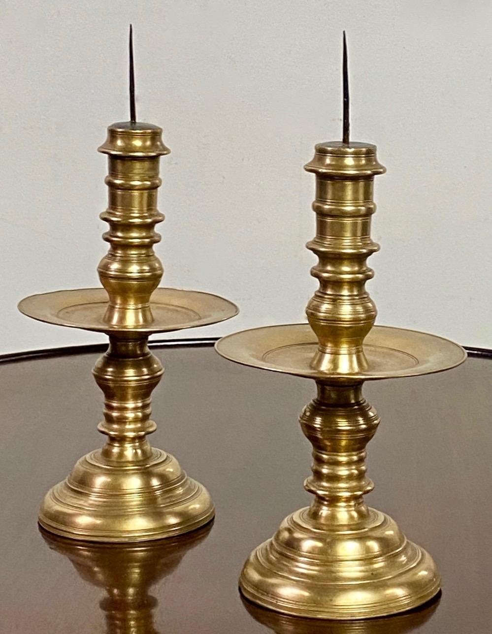 Bronzo Coppia di candelieri in bronzo tornito dell'Europa settentrionale del XVII secolo in vendita
