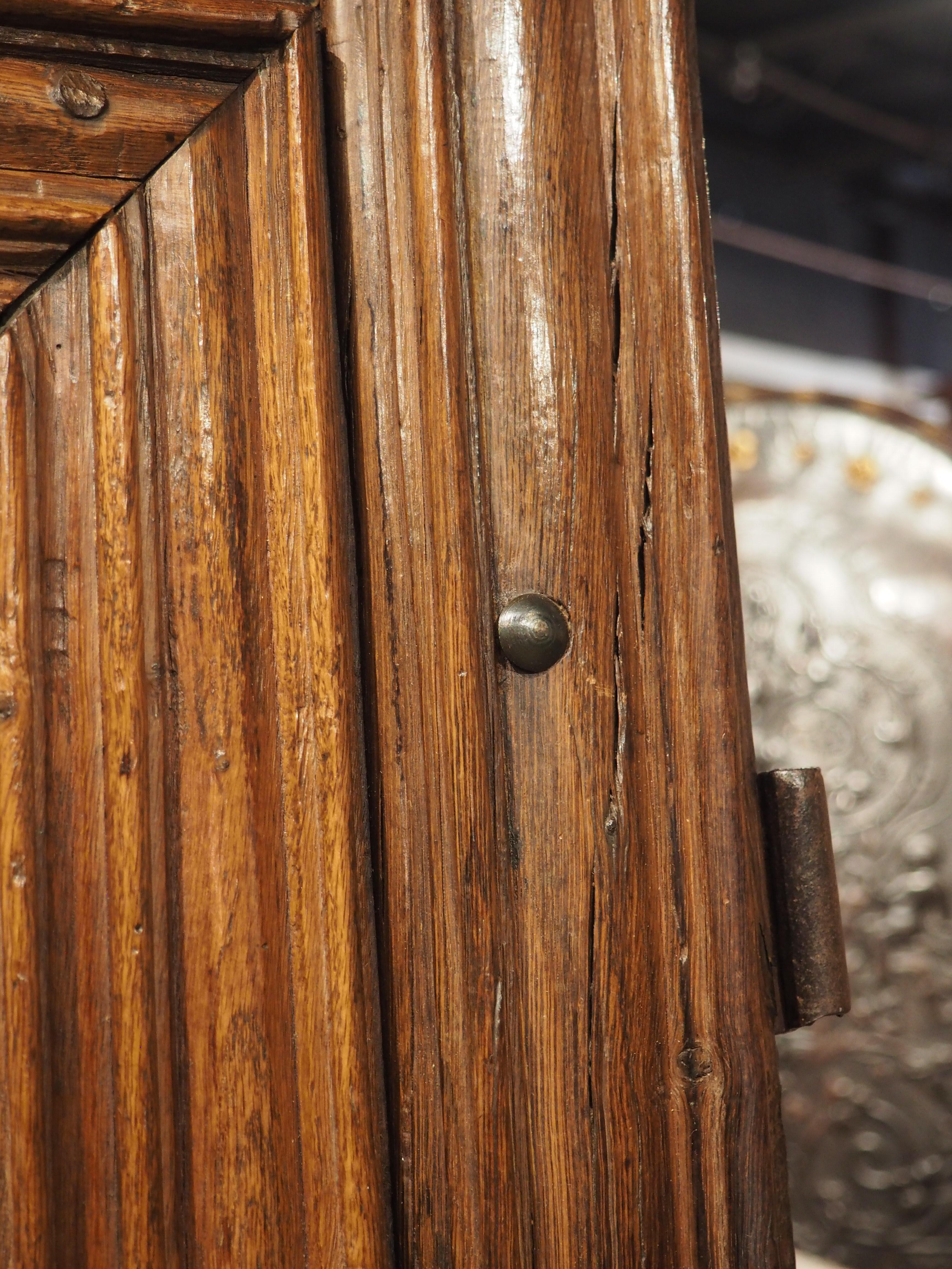 Ursprünglich Teil eines antiken Schrankes, wurden diese Eichentüren in Frankreich um 1600 handgeschnitzt. Die schönen Türen sind geradlinig, mit verschiedenen geometrischen Motiven und luxuriösen Leisten versehen. Beide Türen bestehen aus drei