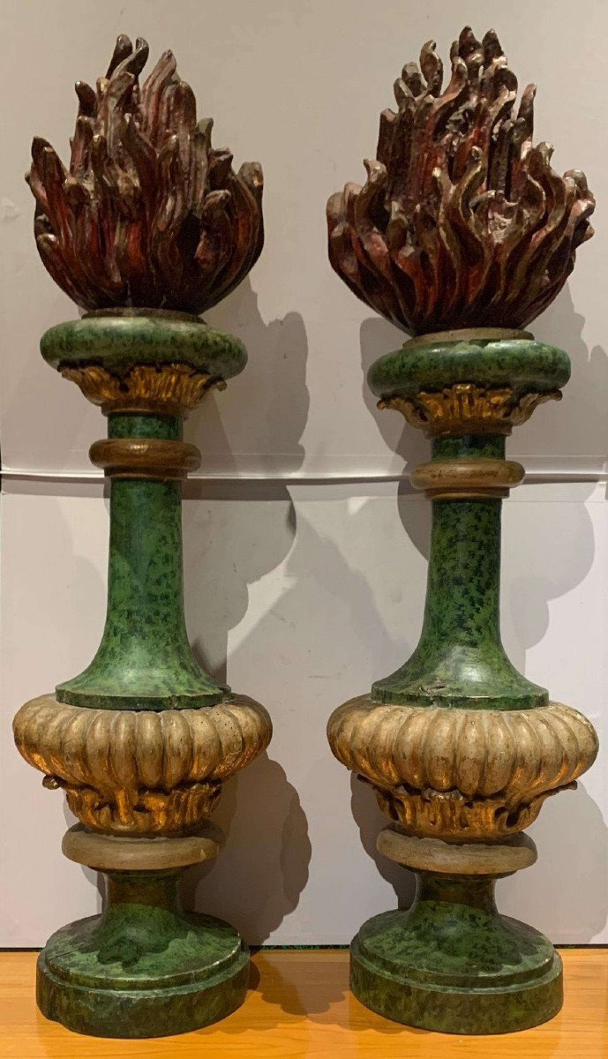 Pair of large fire pots from the Louis XIV period.
The painted and partially gilded carved wooden base
Surmounted by large flames in painted wood.
17th century period.
Probably elements of an altar (the back neither painted nor gilded).