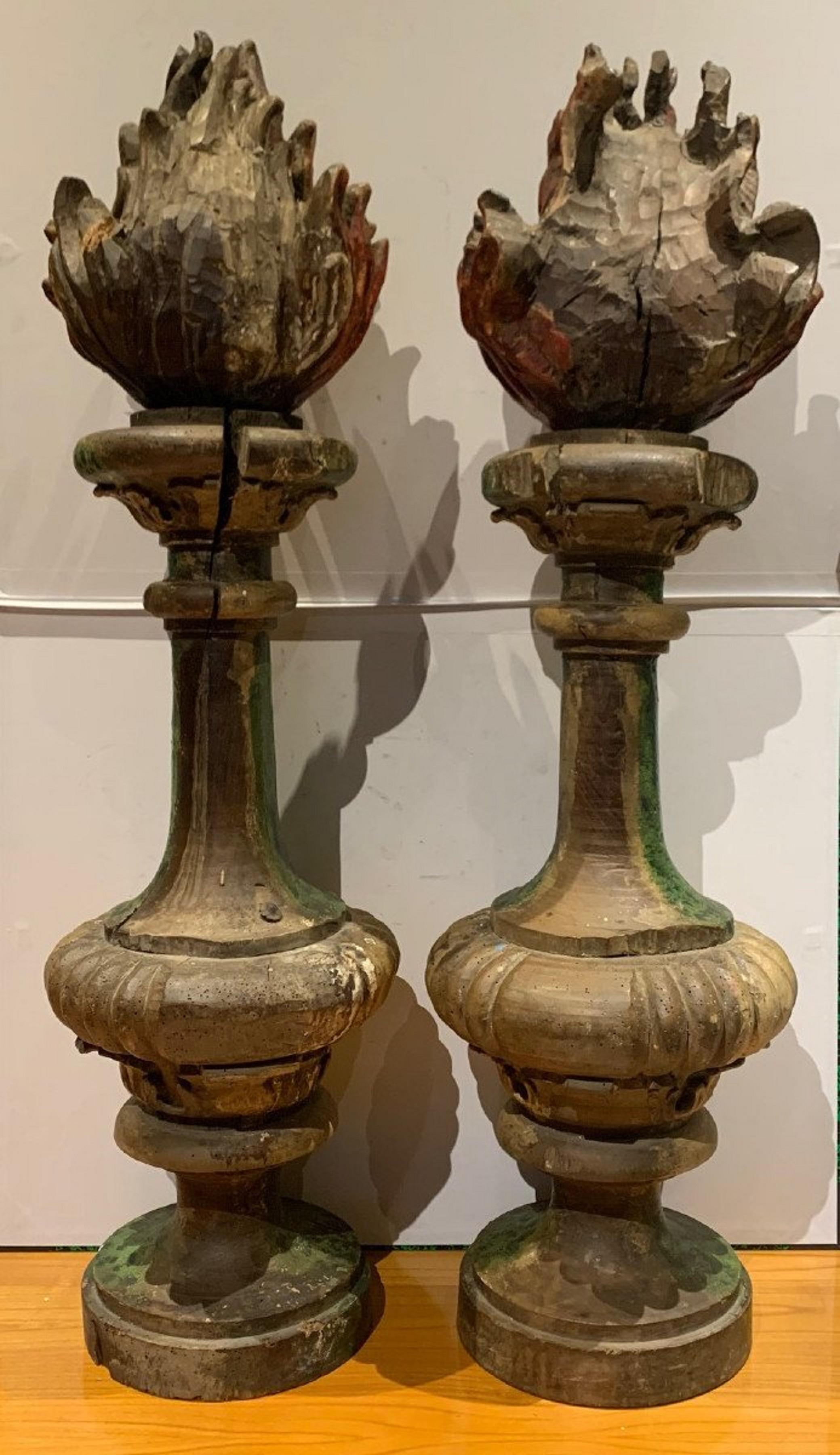 Pair of 17th Century Painted and Gilded Wood Fire Pots In Excellent Condition For Sale In TOULOUSE, FR