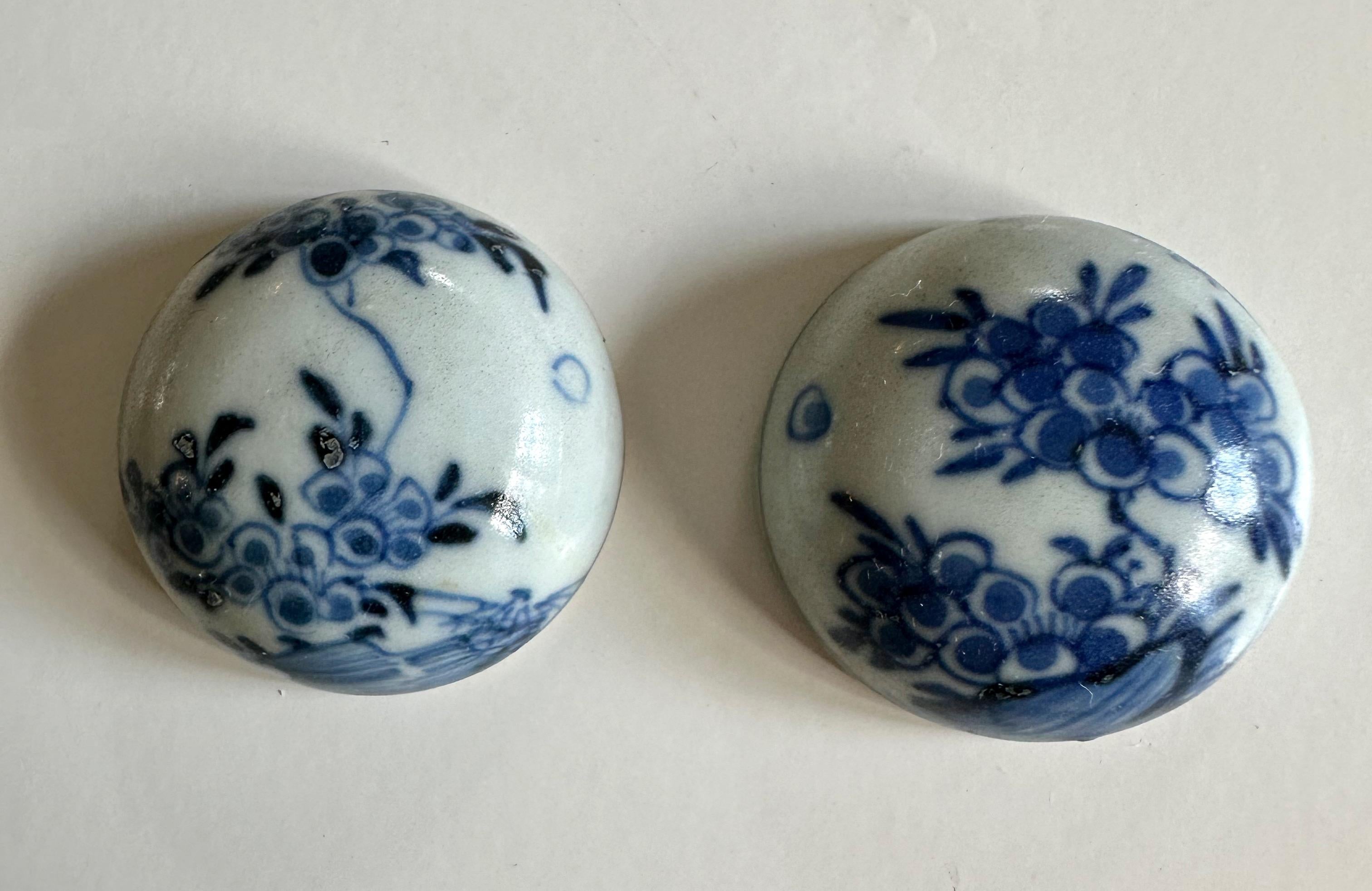 Paire de boîtes en porcelaine chinoise bleu et blanc du XVIIe siècle, peintes de branches de prunus en fleurs poussant sur des rochers.

Ces minuscules boîtes de la période de transition (1620-1683) ont été récupérées par le capitaine Michael