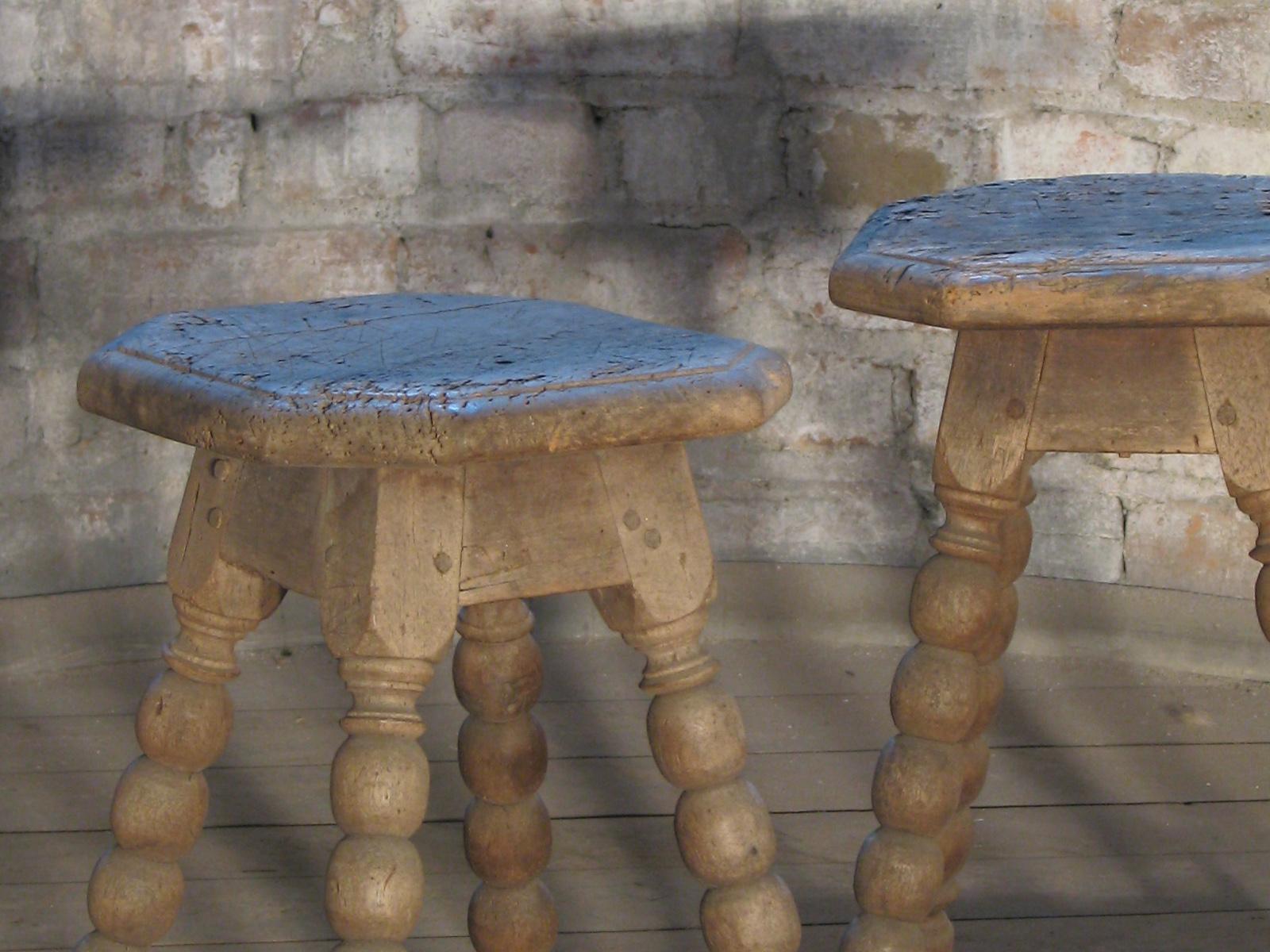 Paar rustikale Hocker aus Nussbaumholz aus dem 17. Jahrhundert im Zustand „Gut“ im Angebot in Troy, NY