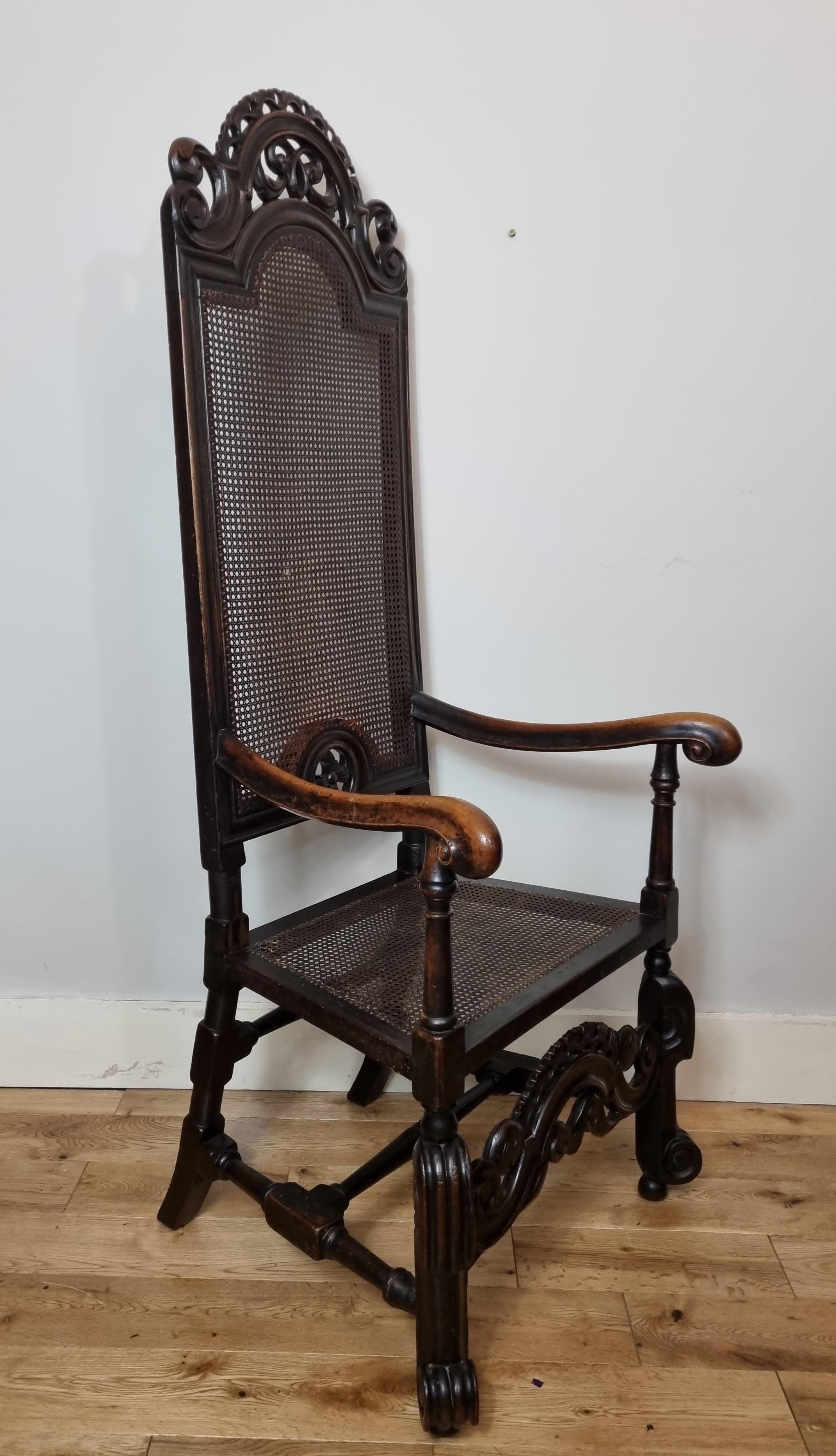 Britannique Paire de fauteuils en noyer William & Mary du 17e siècle en vente