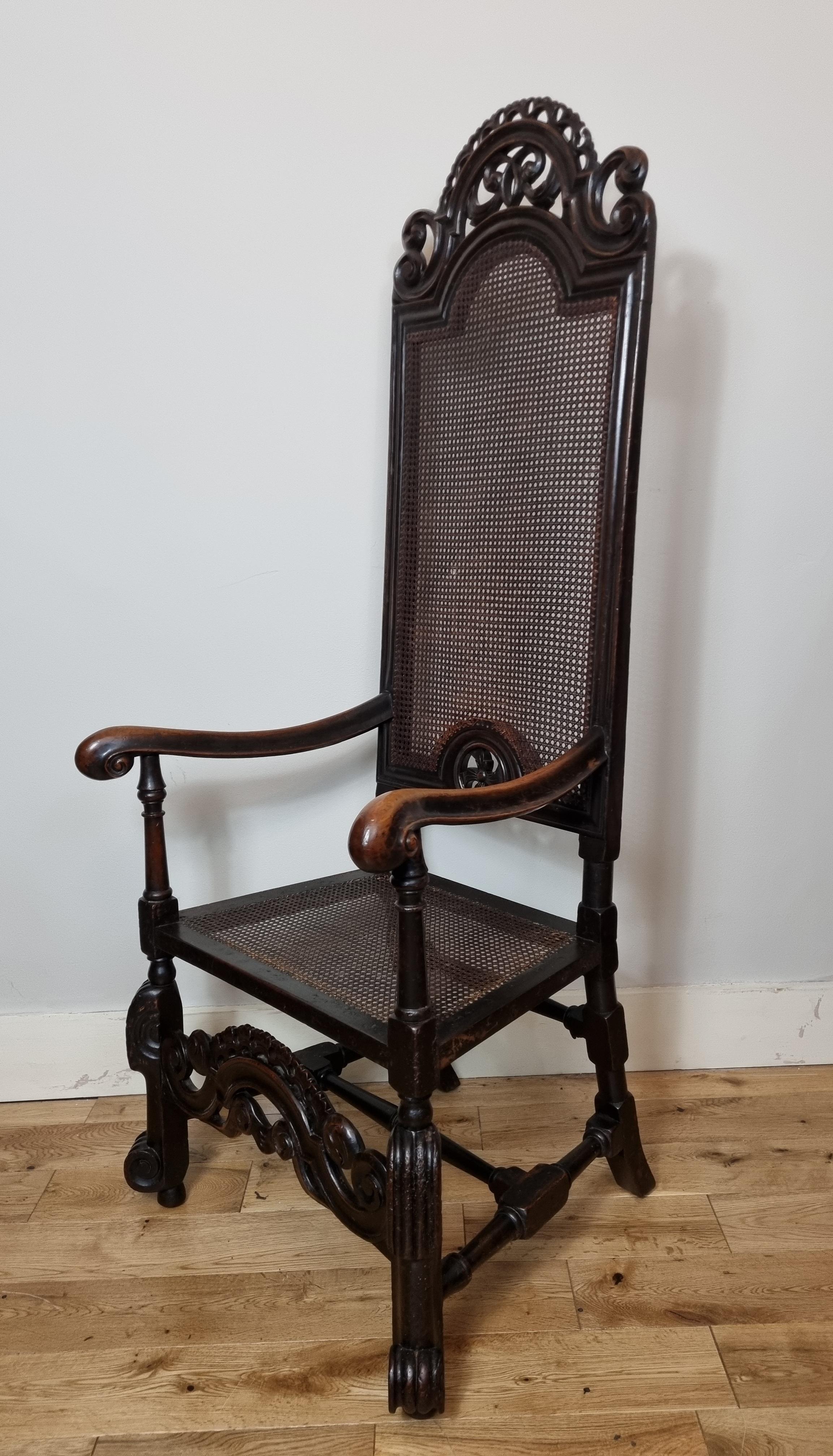 Paire de fauteuils en noyer William & Mary du 17e siècle Bon état - En vente à Hoddesdon, GB