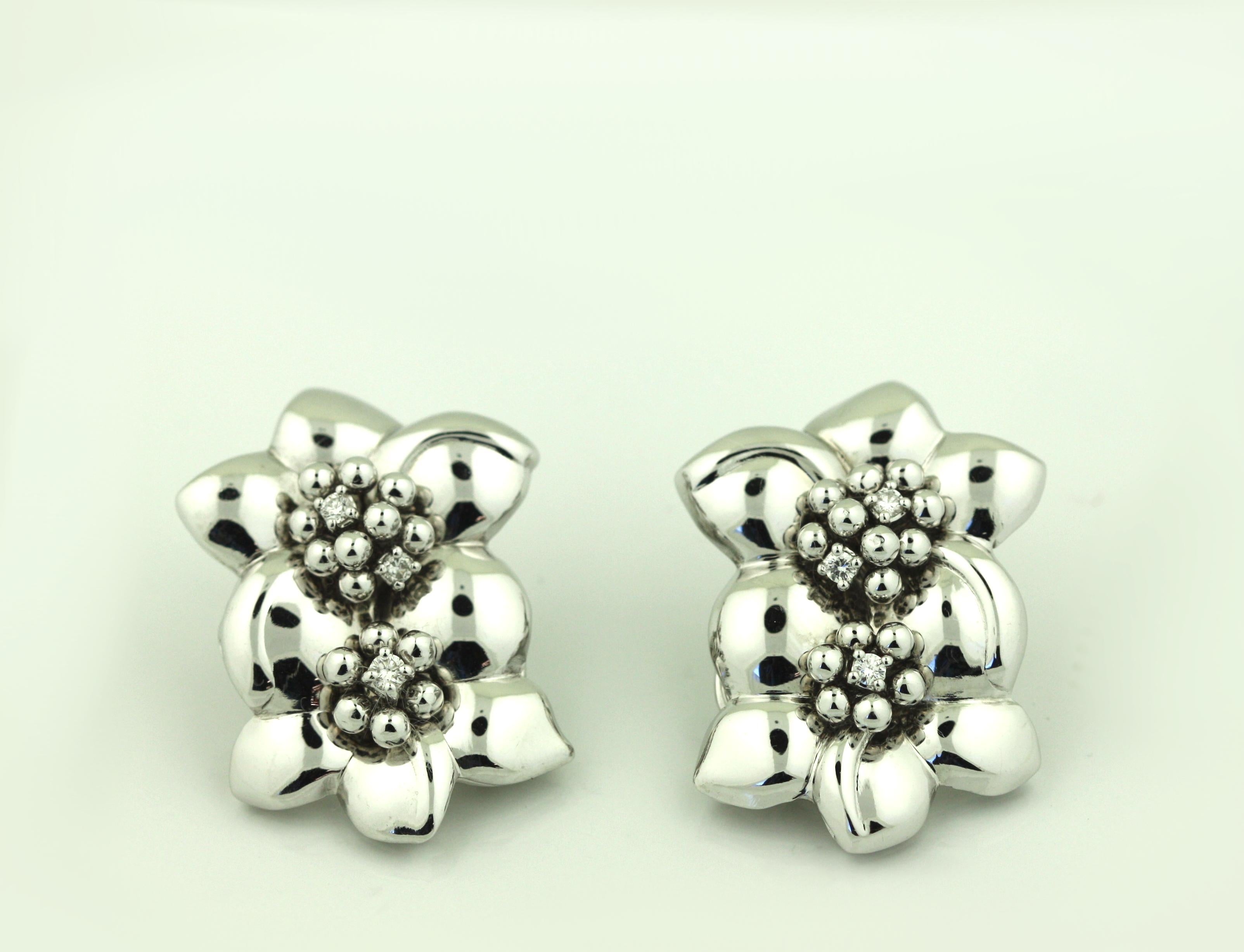Pair of 18 Carat White Gold And Diamond Ear Clips, Sabbadini In Good Condition For Sale In Palm Beach, FL