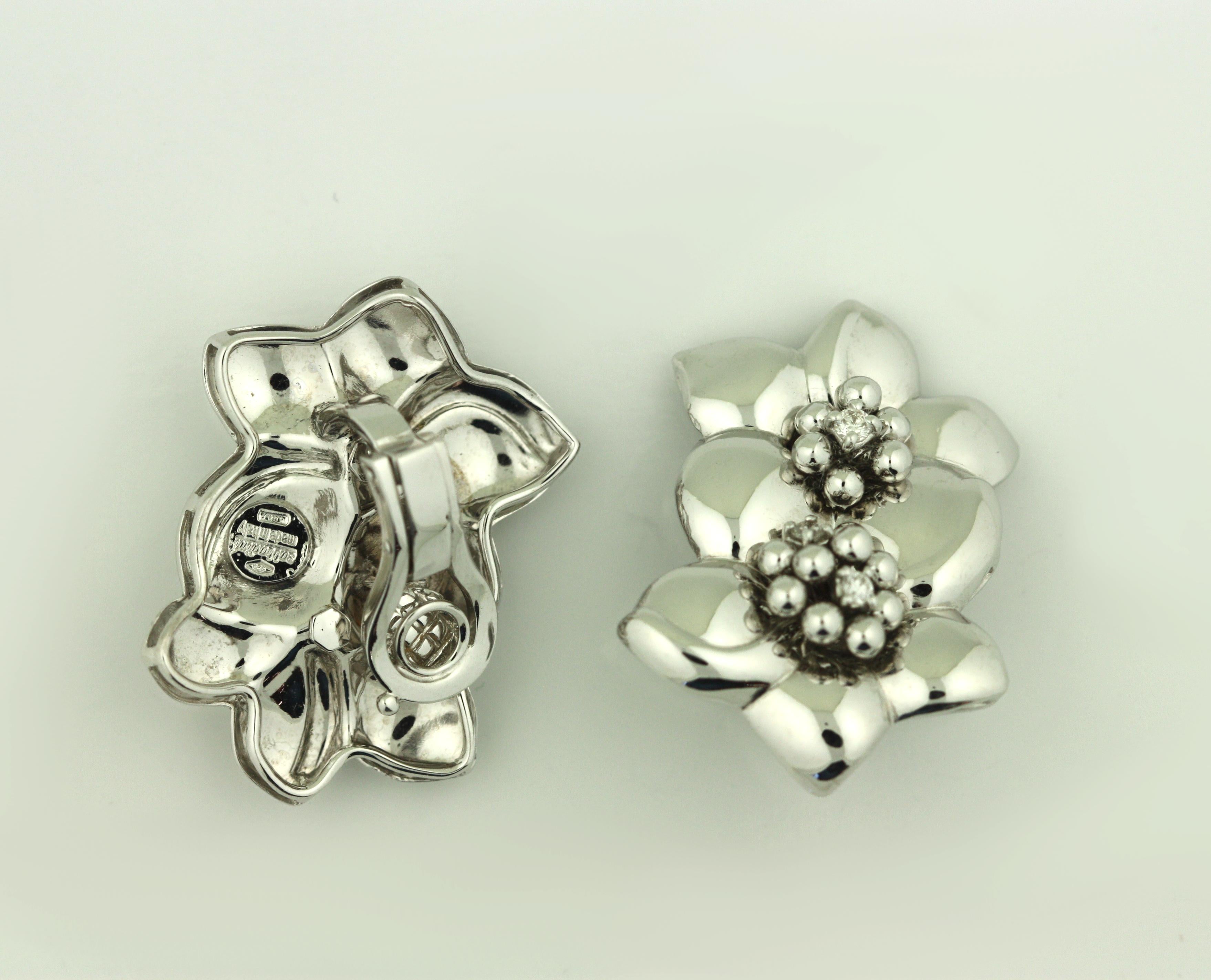 Women's or Men's Pair of 18 Carat White Gold And Diamond Ear Clips, Sabbadini For Sale